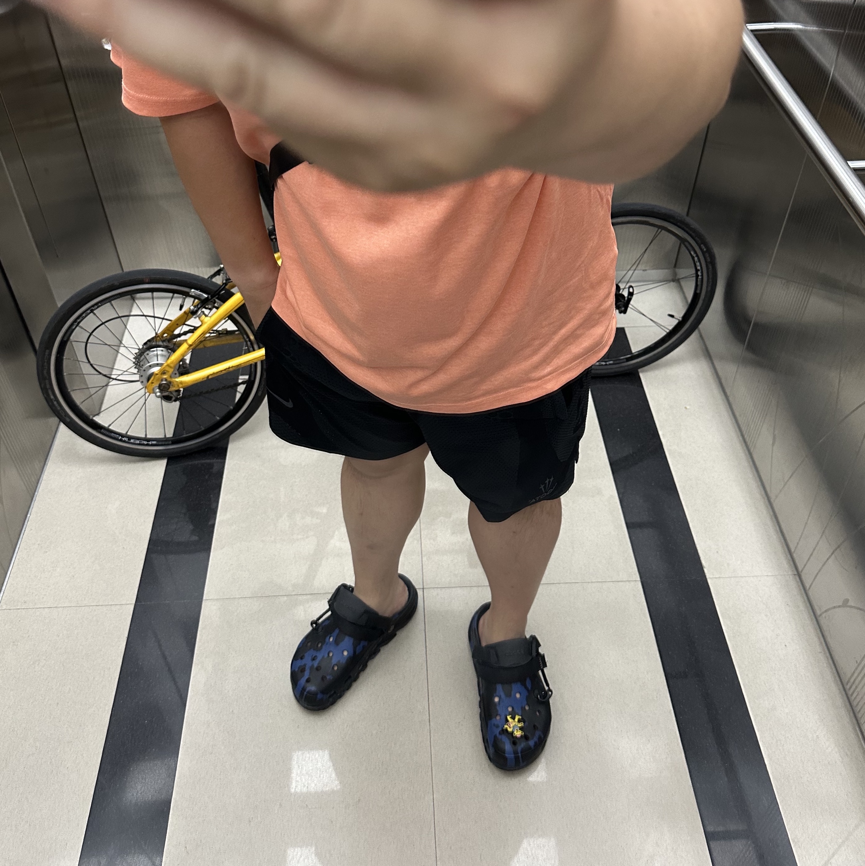 Crocs x Post Malone Duet Max Clog Blue Camo 착용 스타일
