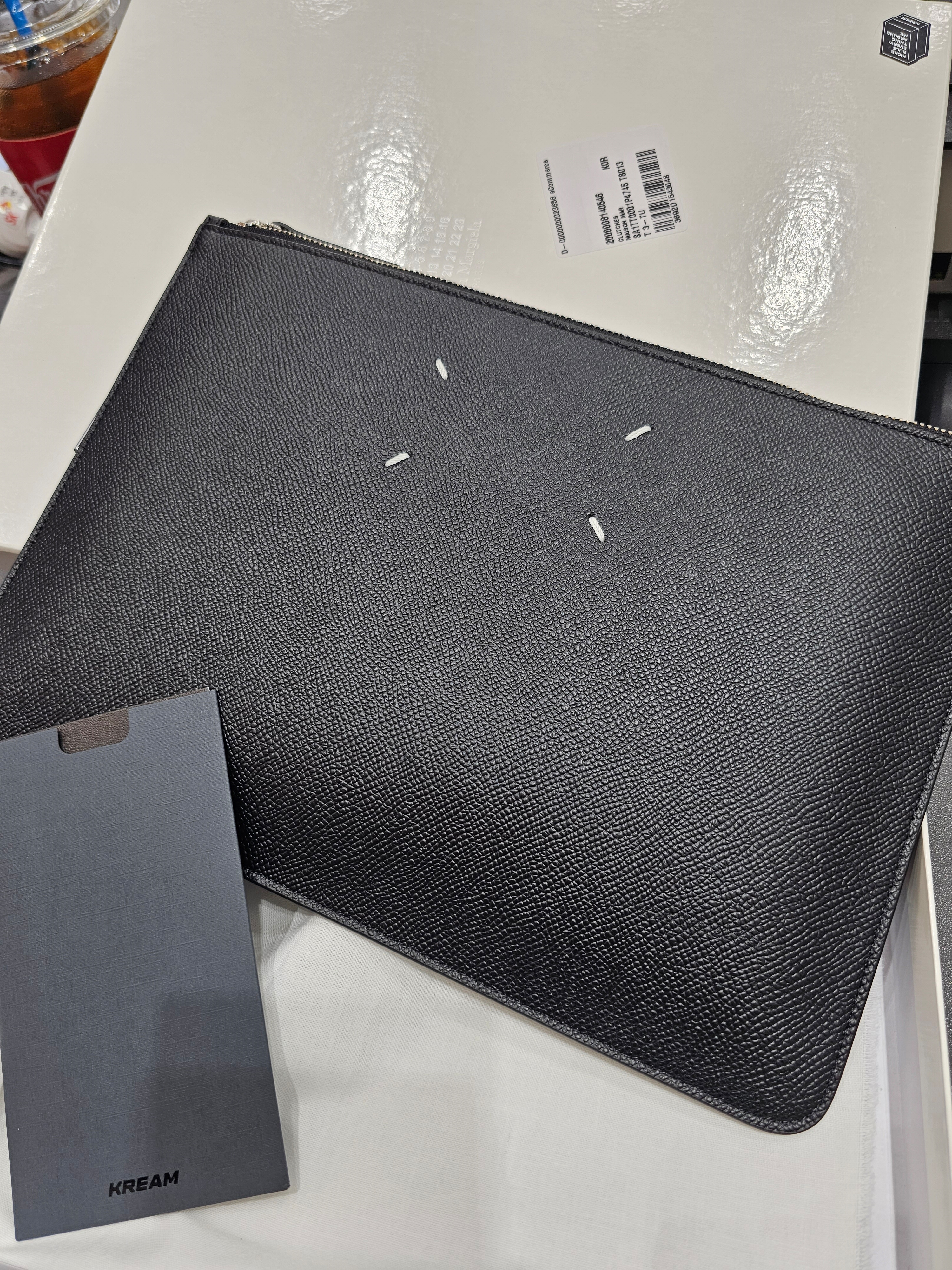 Maison Margiela Bovine Leather Large Pouch Black 착용 스타일
