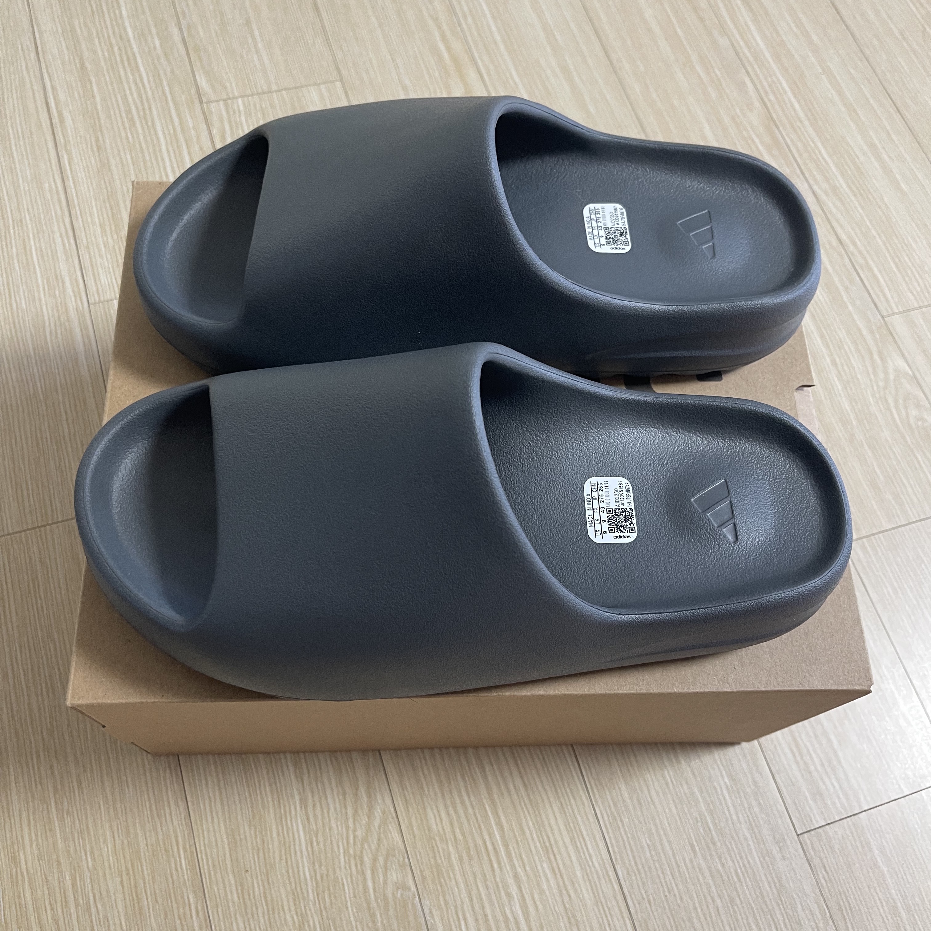 Adidas Yeezy Slide Slate Grey 착용 스타일