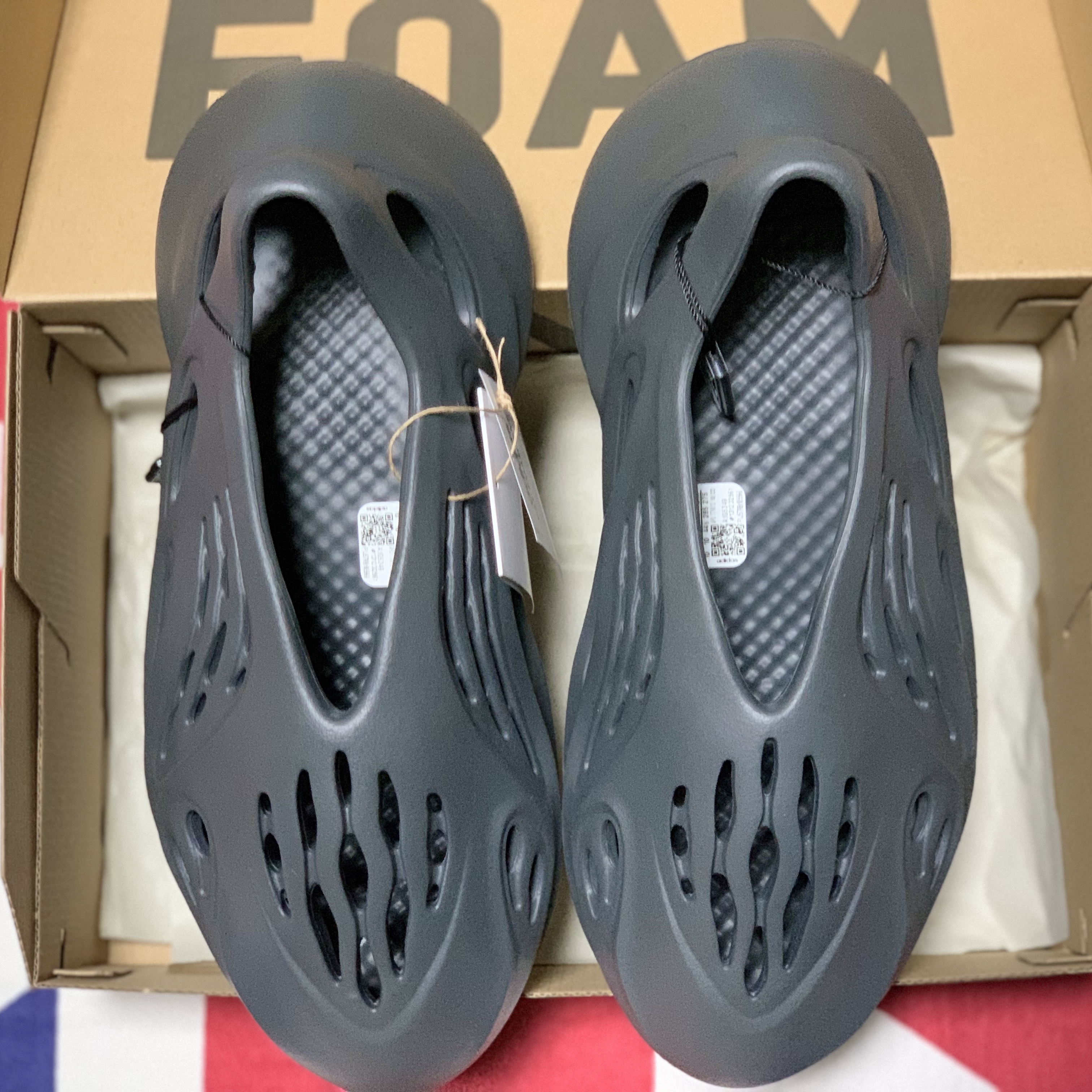 Adidas Yeezy Foam RNNR Carbon 착용 스타일