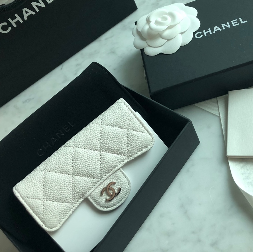 Chanel Classic Small Flap Wallet Grained Calfskin & Gold White 착용 스타일