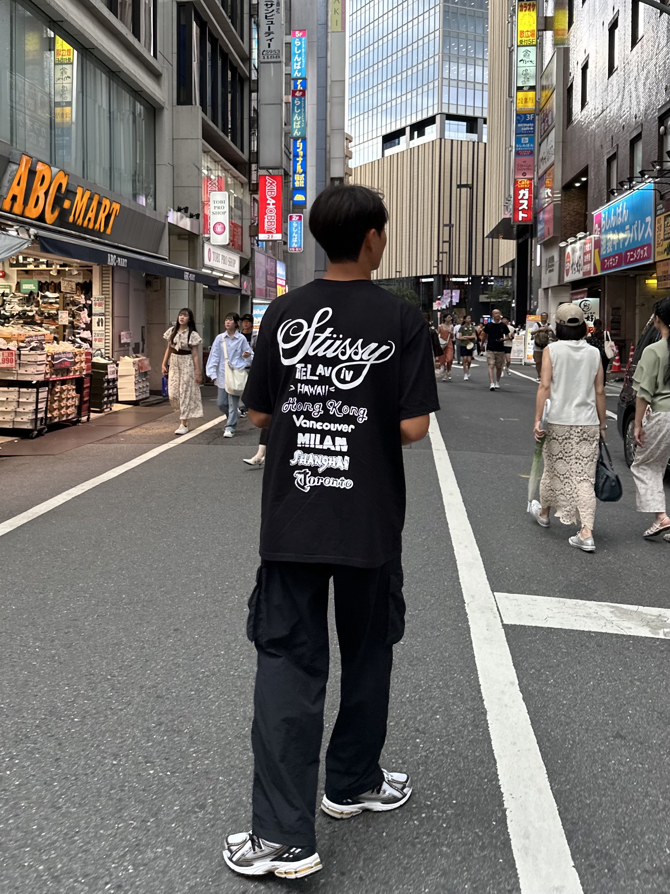 New Balance 1906R White Gold, Stussy Tour T-Shirt Black 착용 스타일 - 1