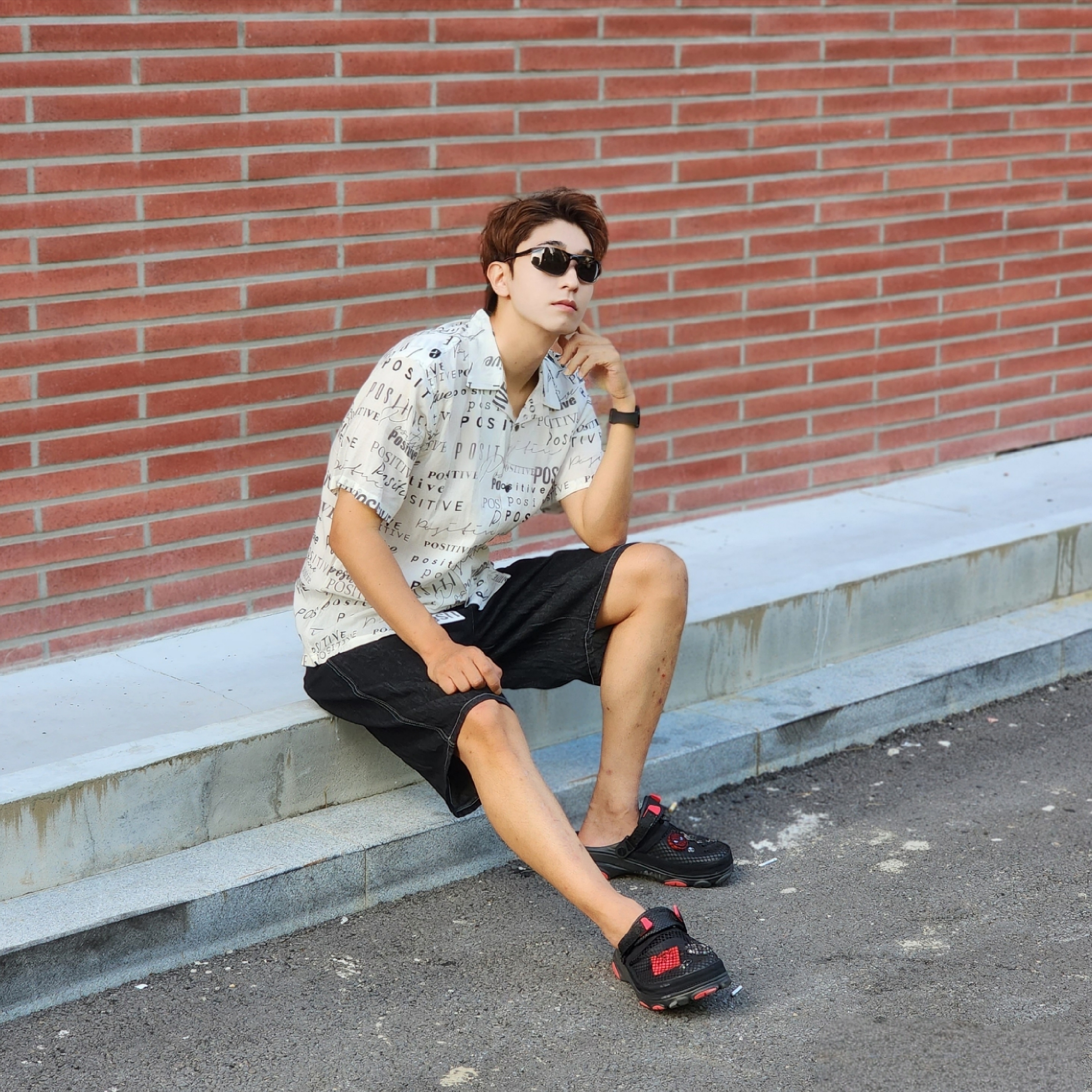 Crocs x Staple Classic All Terrain Clog Black 착용 스타일 - 1