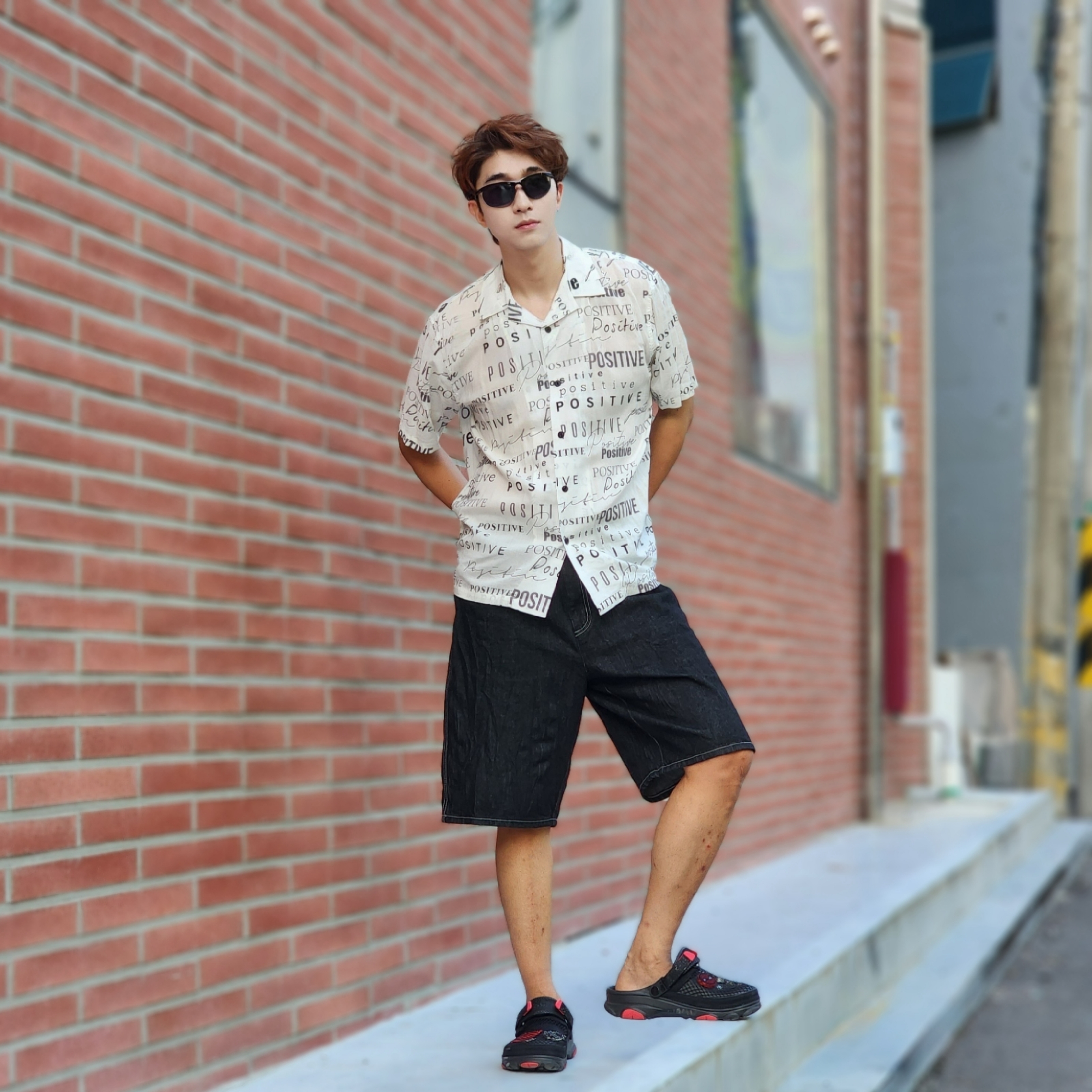 Crocs x Staple Classic All Terrain Clog Black 착용 스타일 - 5