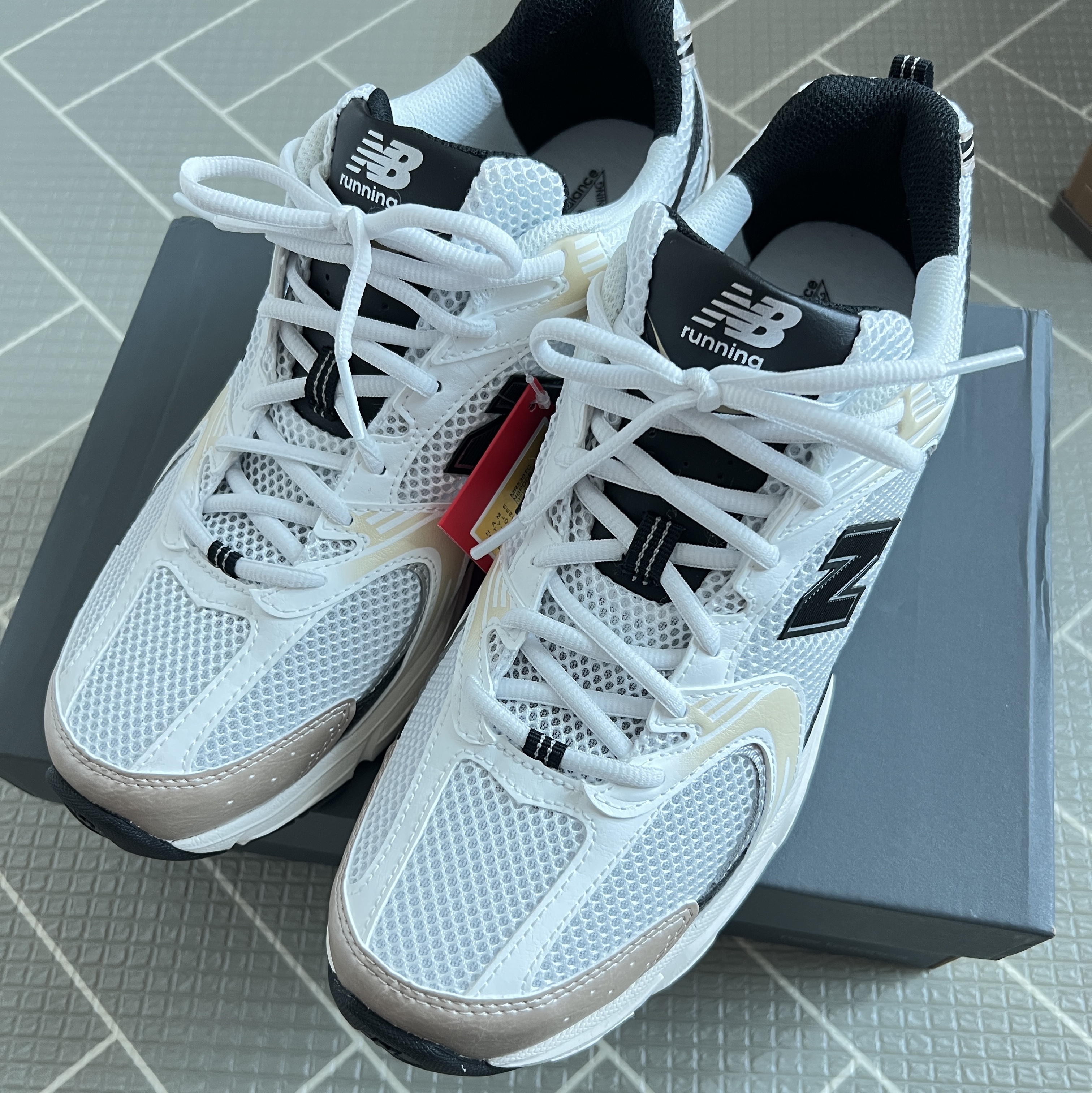 New Balance 530 White Gold 착용 스타일