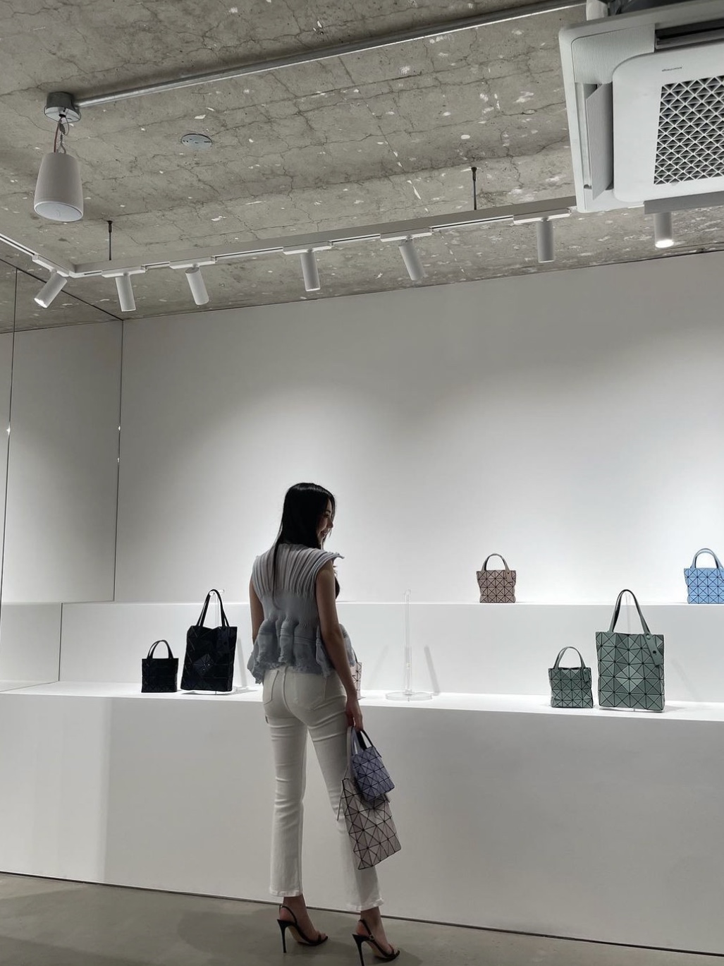 Bao Bao Issey Miyake Lucent W Tote Bag Light Gray Charcoal Gray 착용 스타일