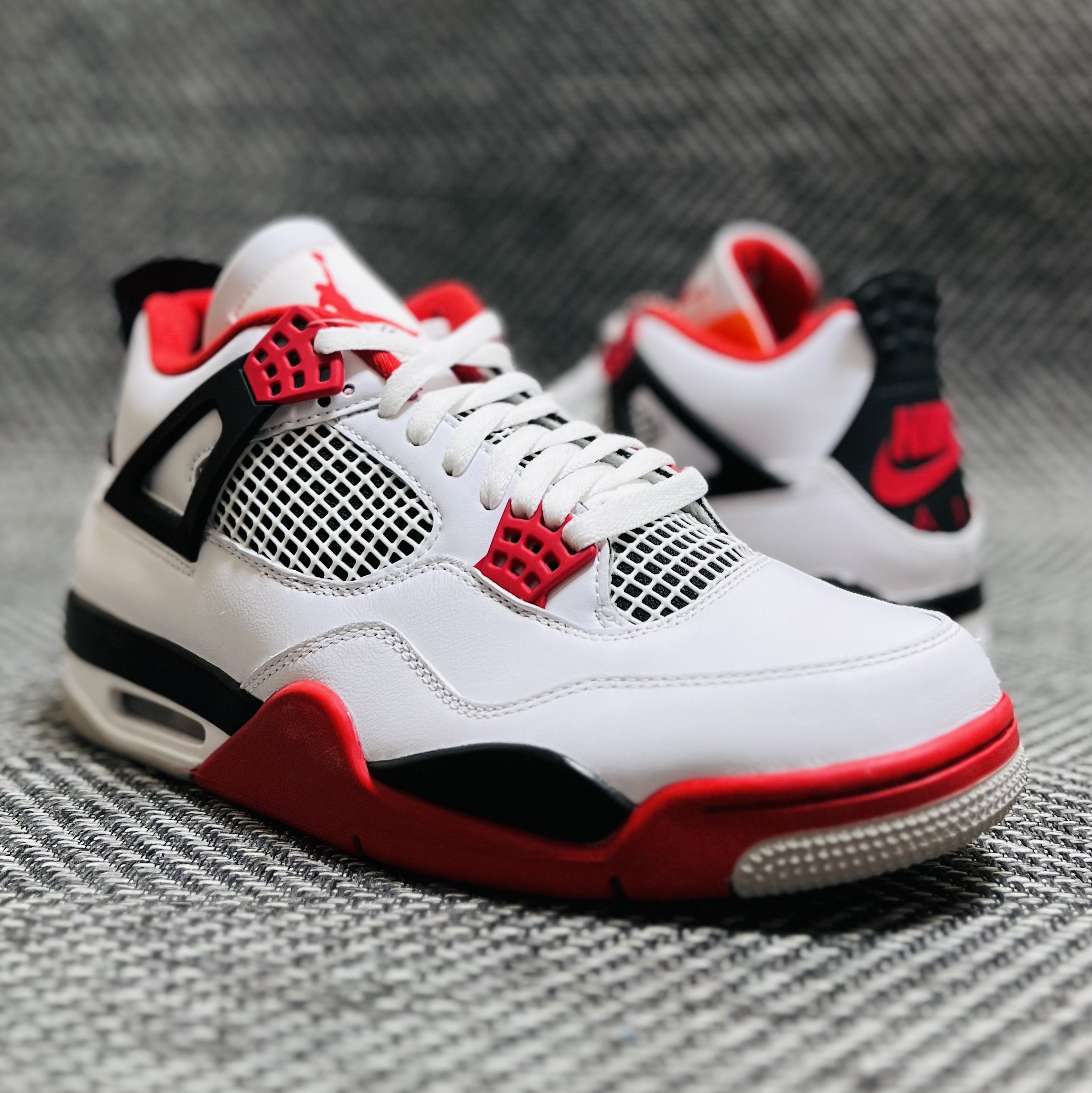 Jordan 4 Retro OG Fire Red 2020 착용 스타일 - 2