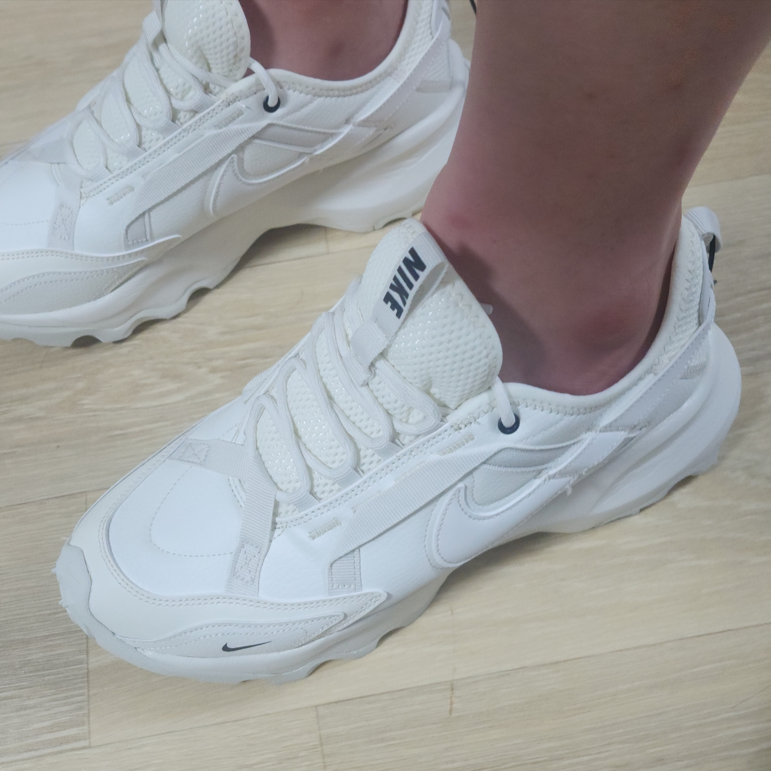 (W) Nike TC 7900 Summit White 착용 스타일 - 2