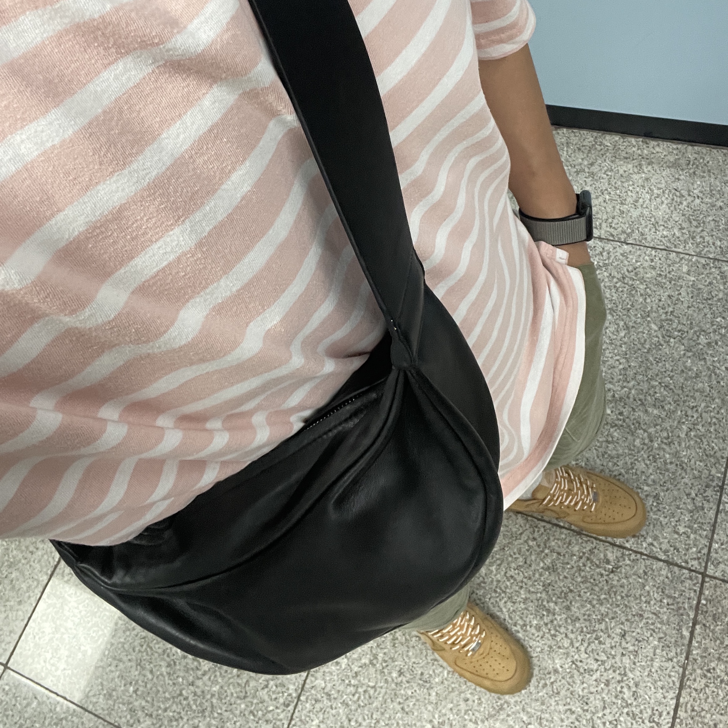 Nike x Supreme Air Force 1 Low Flax, COS Leather Crossbody Bag Black 착용 스타일