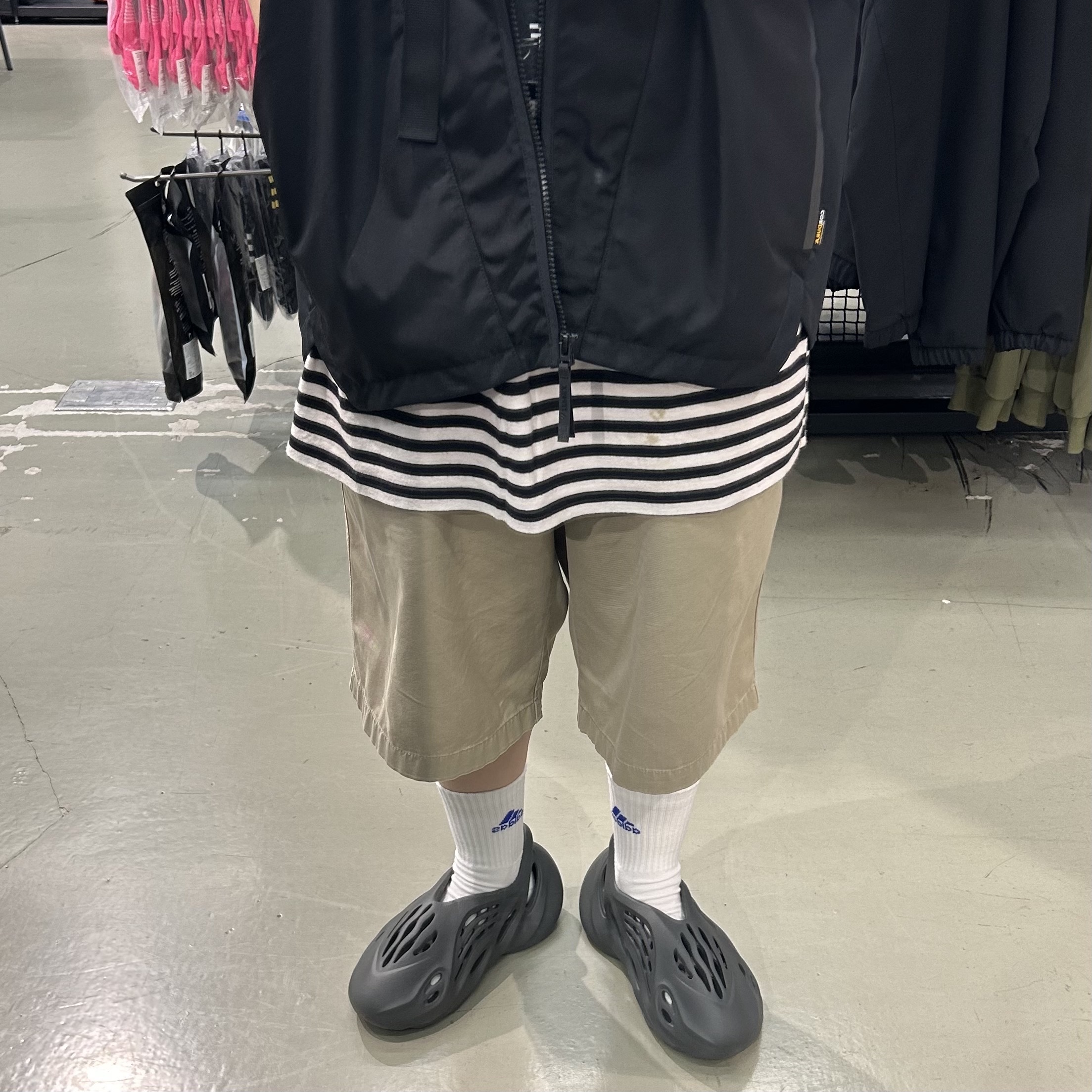 Adidas Yeezy Foam RNNR Carbon 착용 스타일