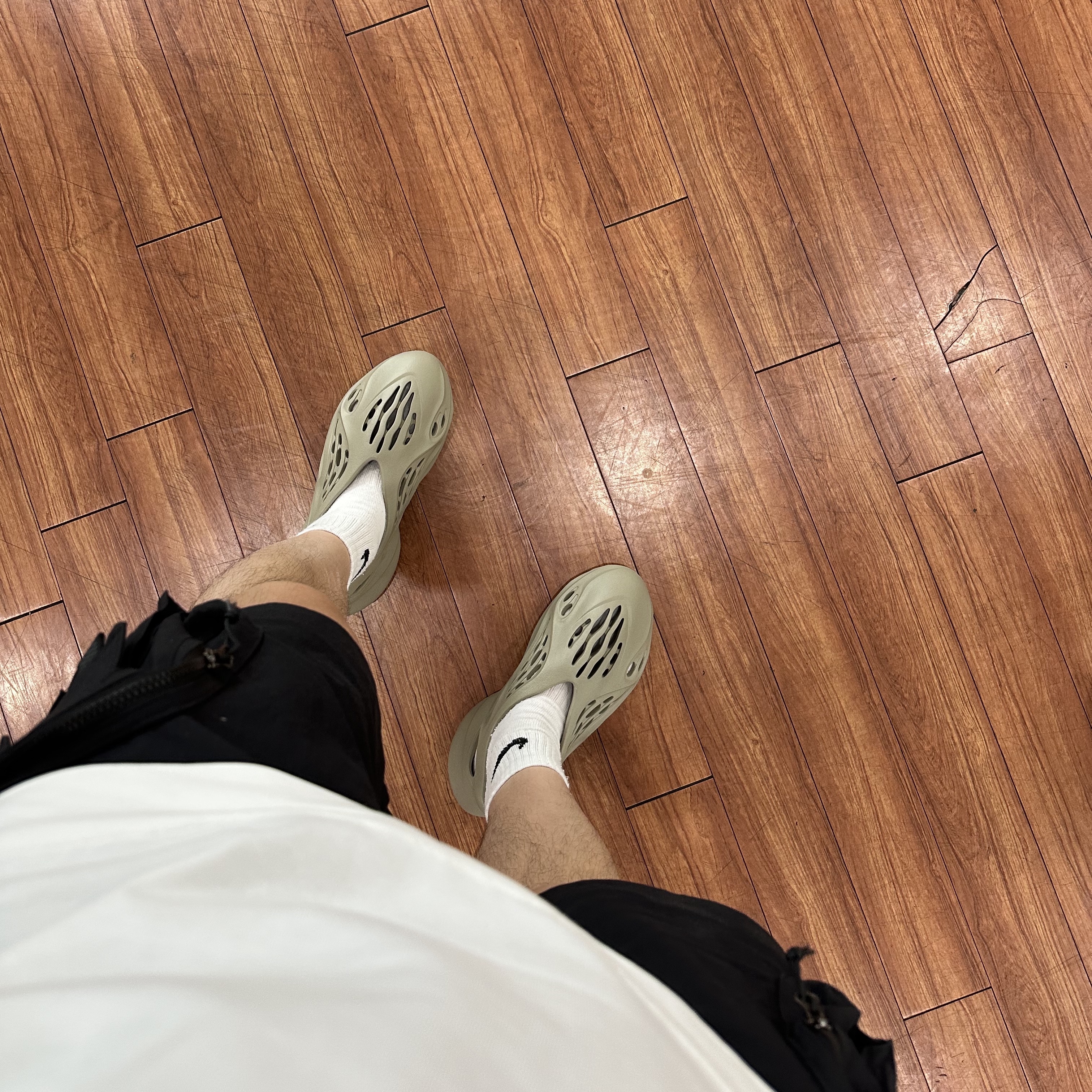 Adidas Yeezy Foam RNNR Stone Salt 착용 스타일 - 2