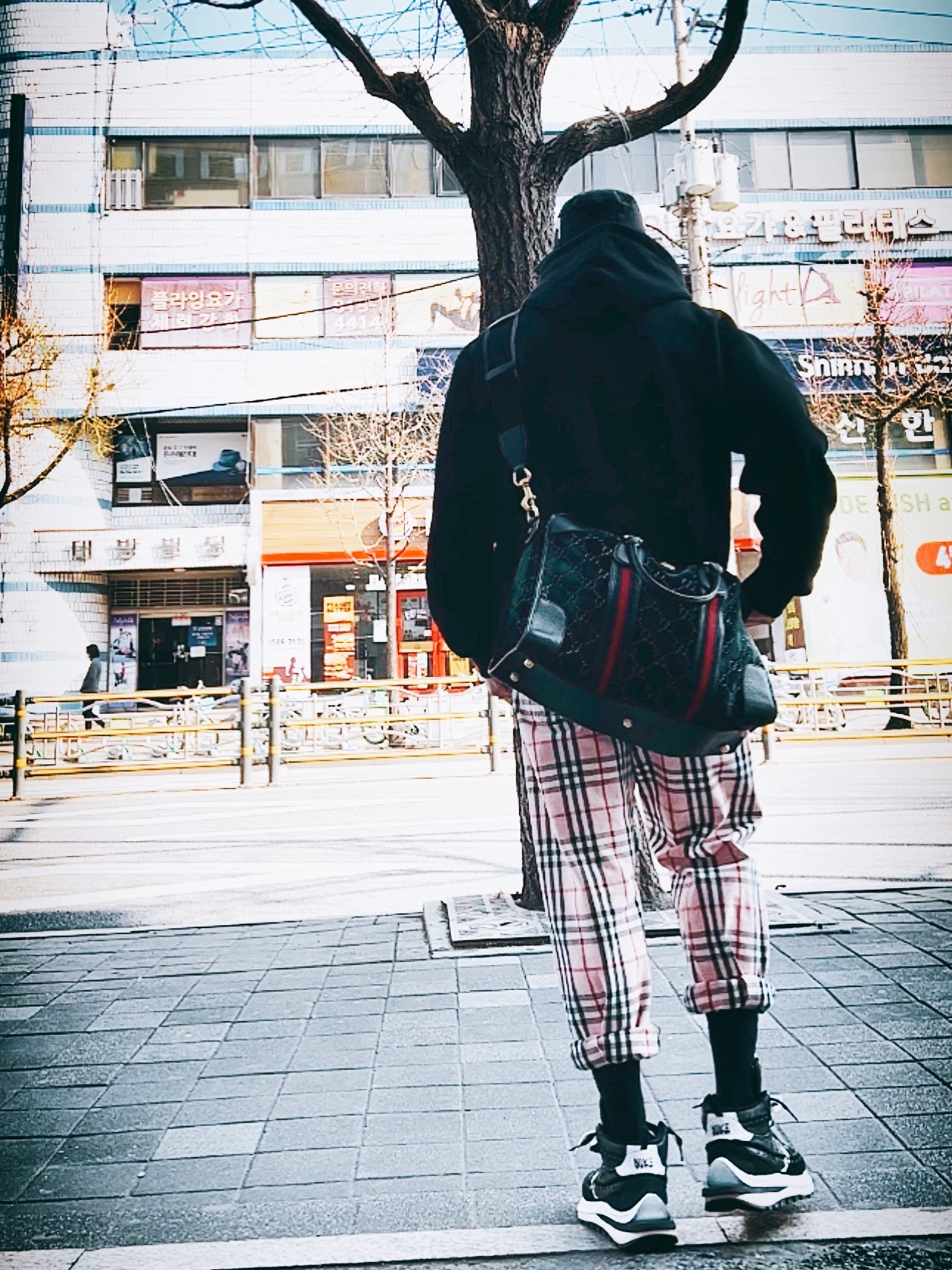 Nike x Stussy Bucket Hat Black, Supreme x Burberry Box Logo T-Shirt Black - 22SS 착용 스타일 - 4