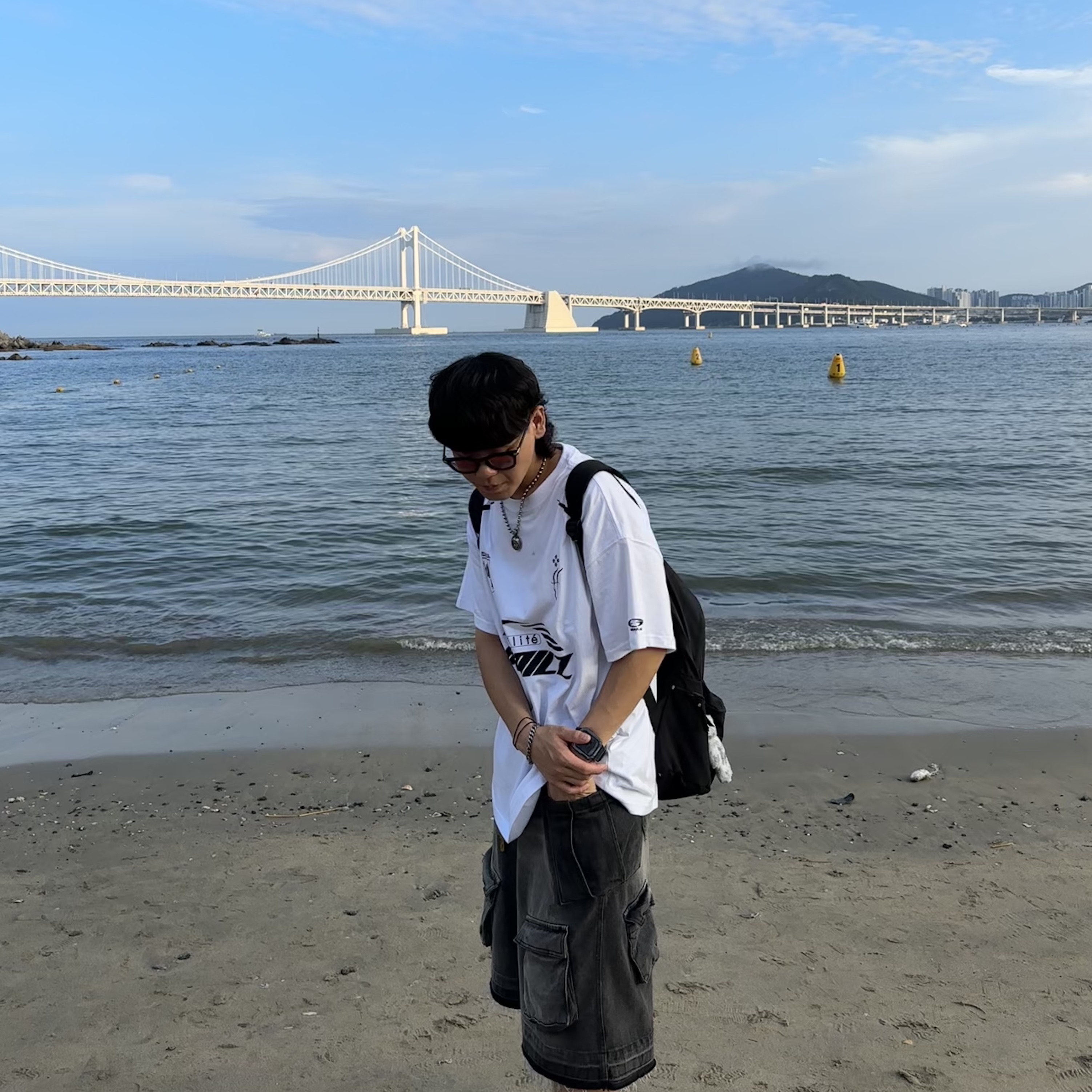 Nos Couleurs Old Washed Cargo Denim Shorts Dark Grey, Apple Watch Nike Series 7 45mm GPS Midnight Aluminum Case with Nike Sport Band Anthracite Black (Korean Ver.) 착용 스타일 - 1