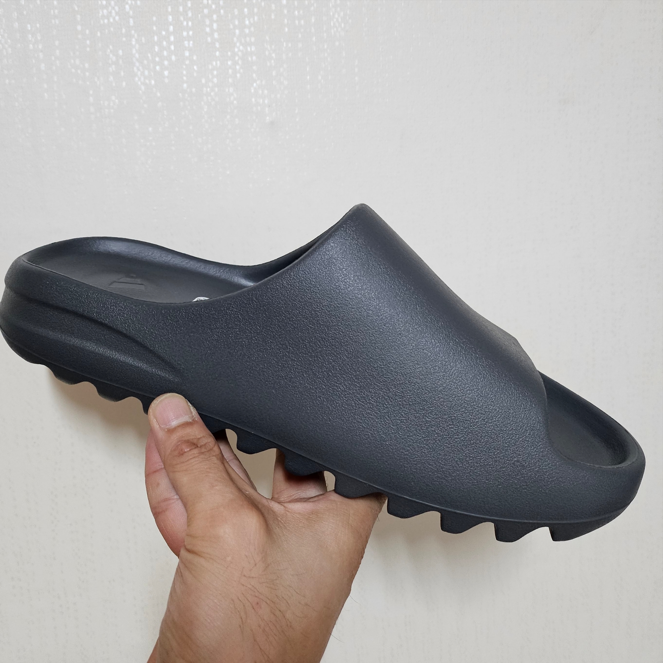 Adidas Yeezy Slide Slate Grey, Adidas Yeezy Slide Slate Marine 착용 스타일 - 2
