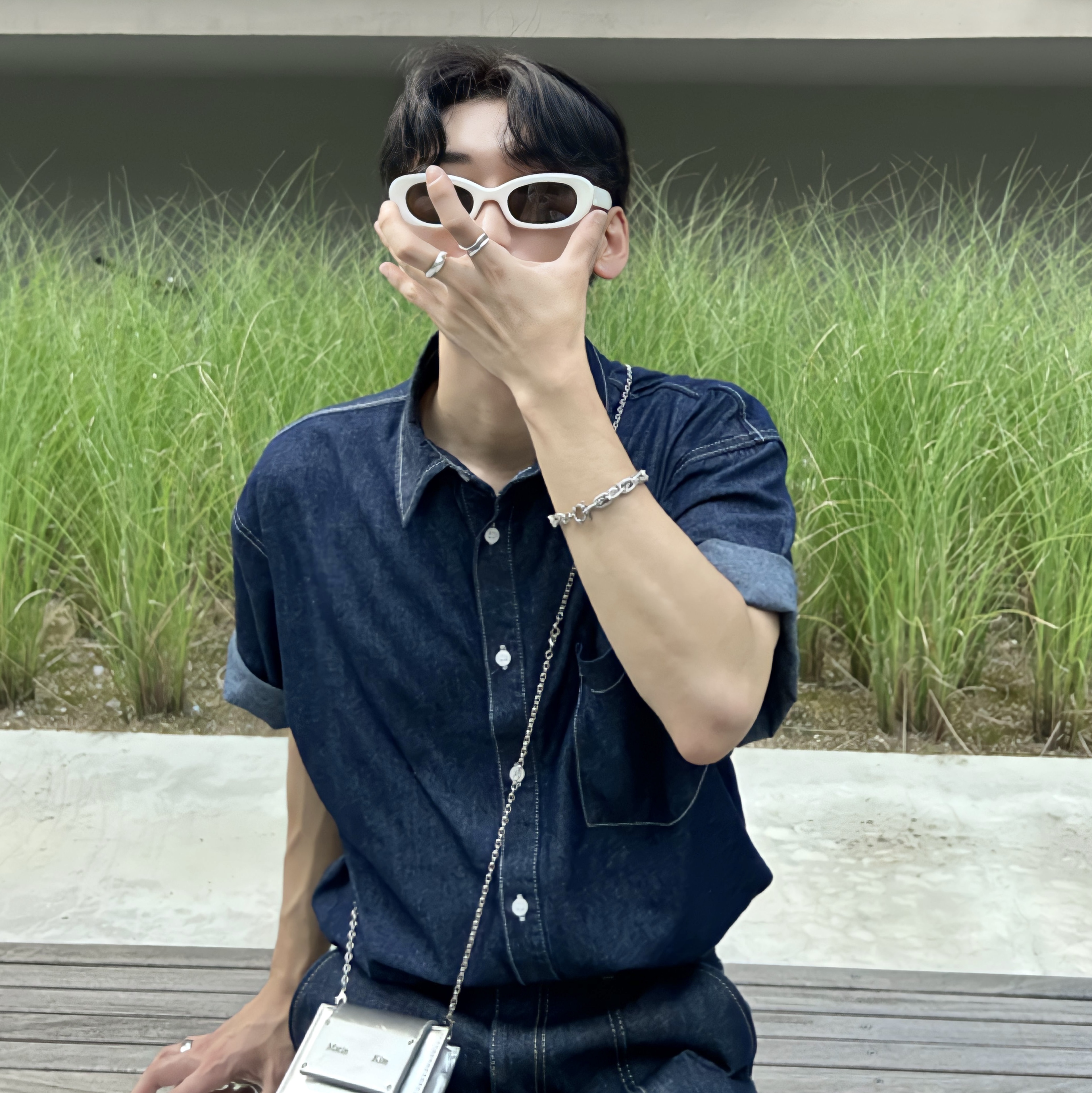 Matin Kim Accordion Mini Bag Silver, Diesel B-1DR Leather Belt with D Buckle Black 착용 스타일 - 2