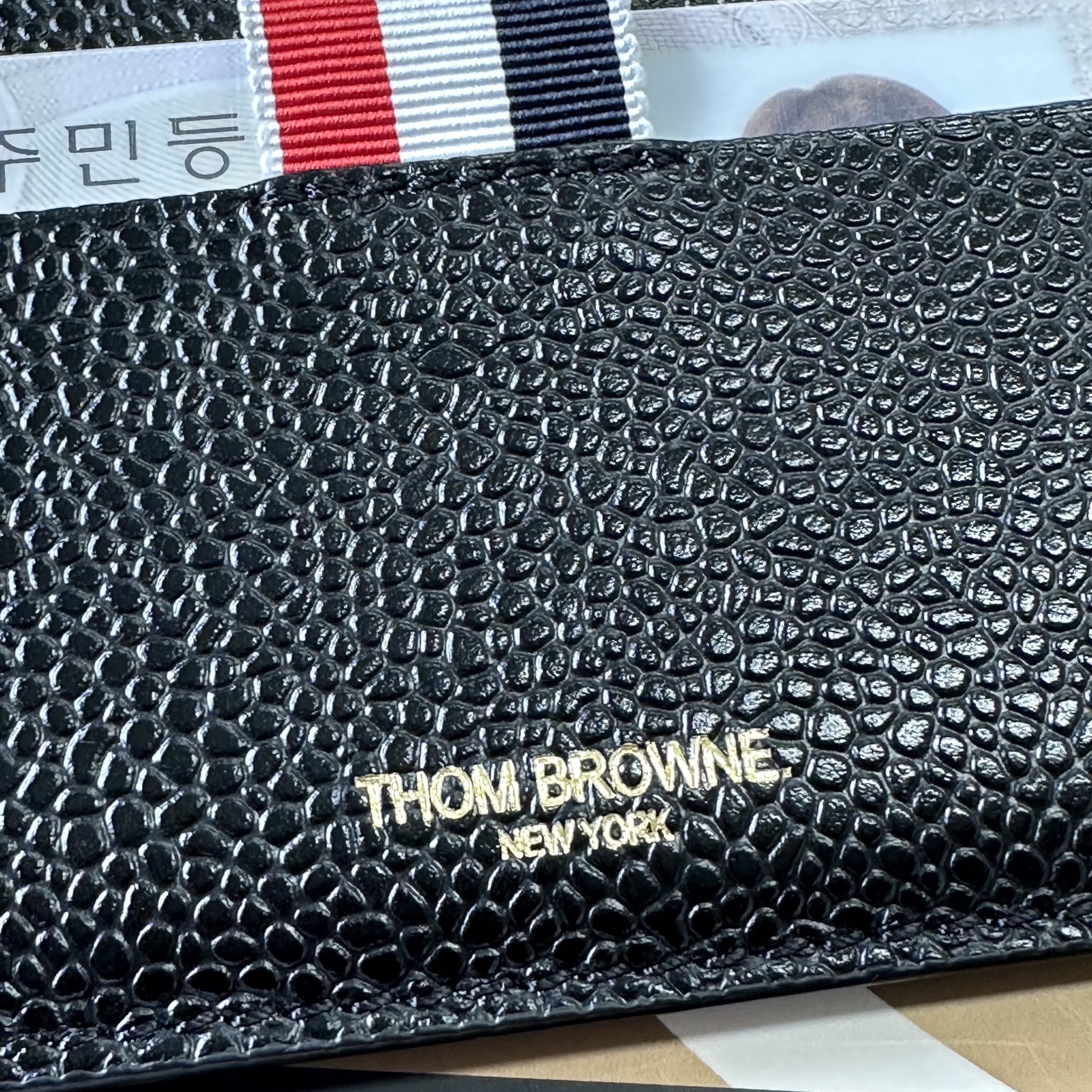 Thom Browne Pebble Grain Leather Stripe Single Card Holder Black 착용 스타일