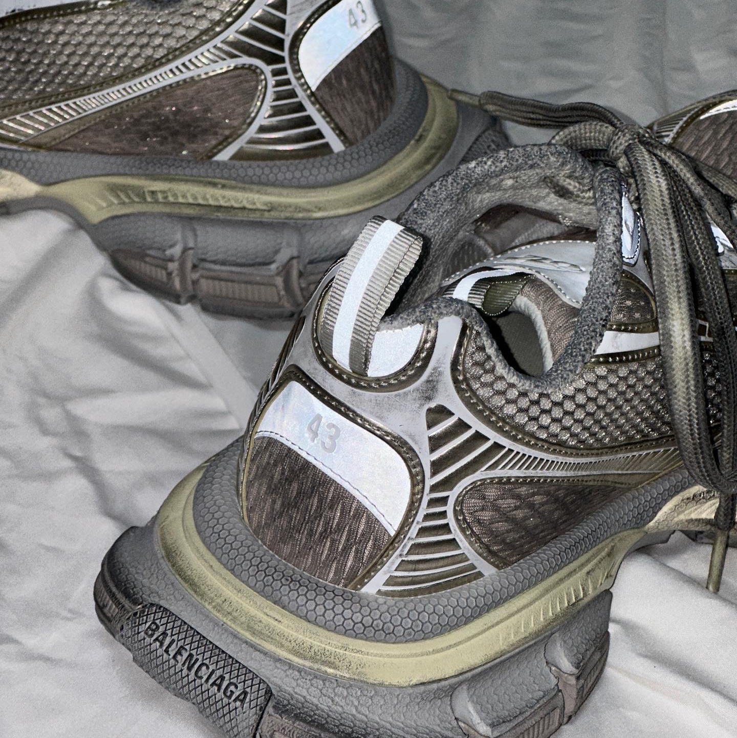 Balenciaga 3XL Sneakers Light Beige 착용 스타일 - 4