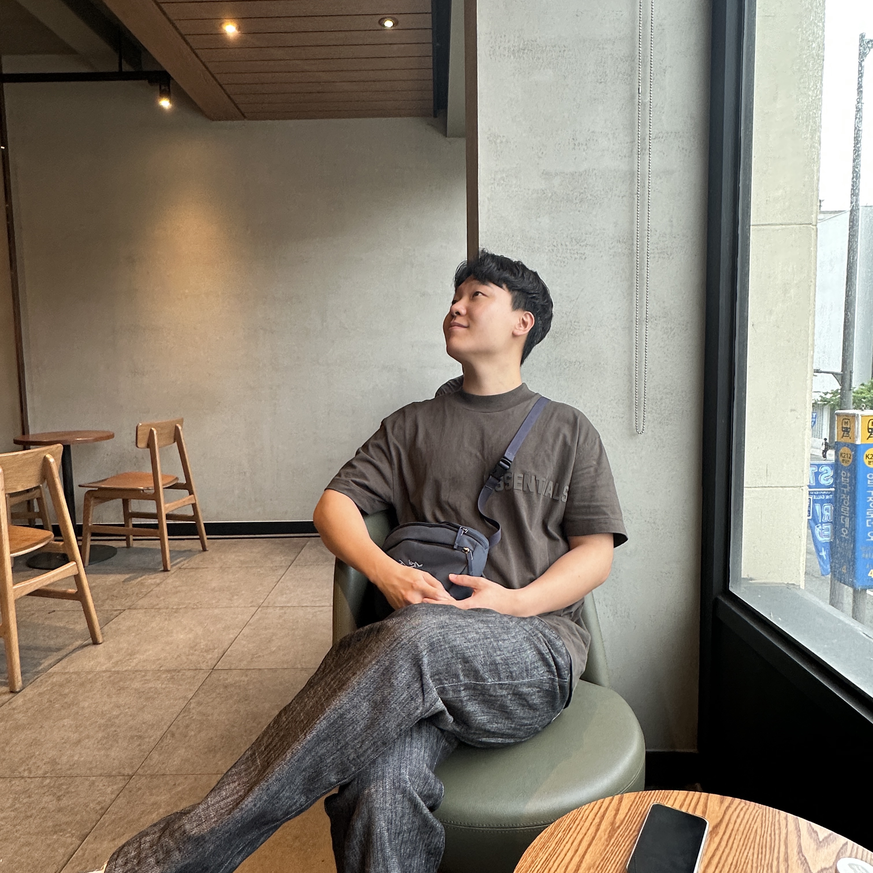 Essentials SS T-Shirt Off Black - 23SS 착용 스타일