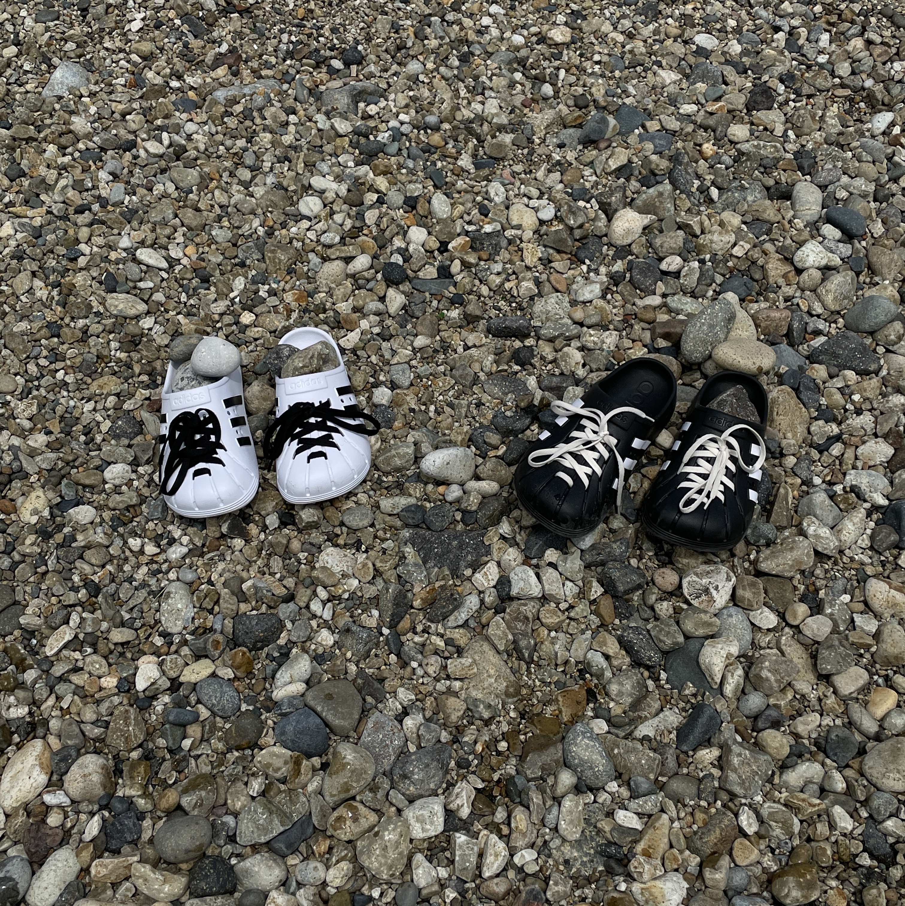 Adidas Adilette Clog Black White, Adidas Adilette Clog White Black 착용 스타일 - 3