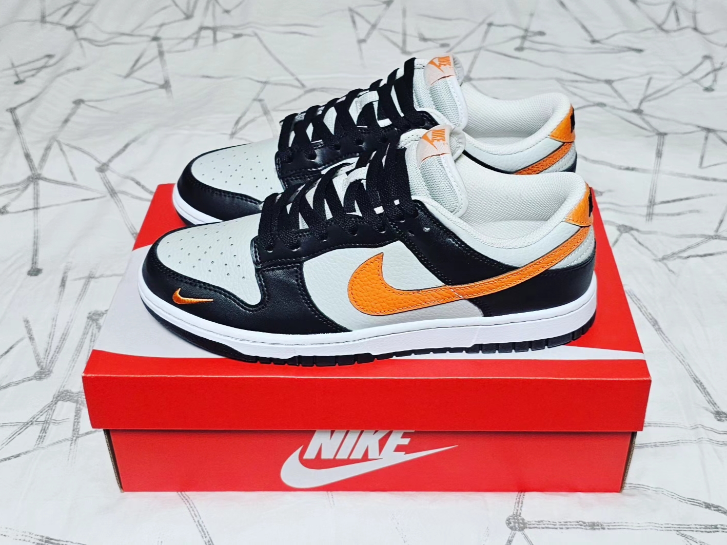 Nike Dunk Low Black Orange 착용 스타일 - 2