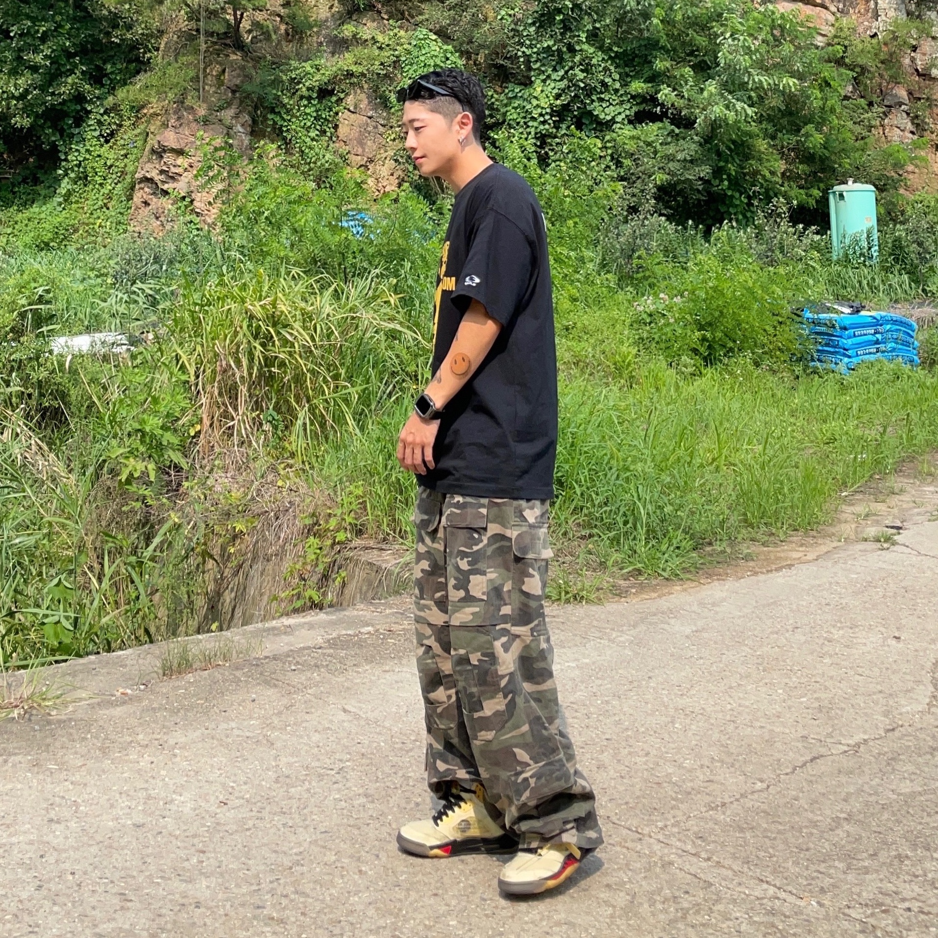 Project G/R Tactical Cargo Pants Camo, Jordan 5 x Off-White Retro SP Sail Fire Red 착용 스타일 - 2