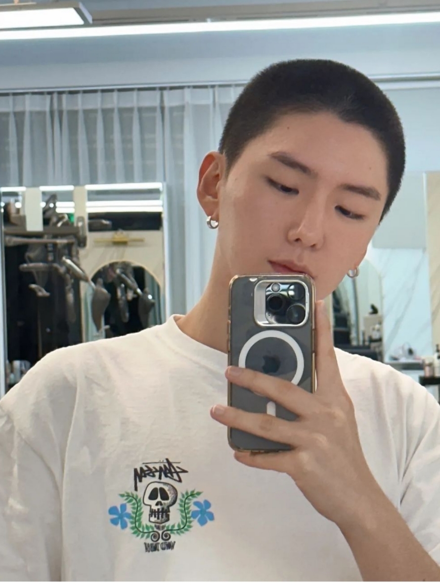 Stussy Skull Crest T-Shirt White 착용 스타일 - 1
