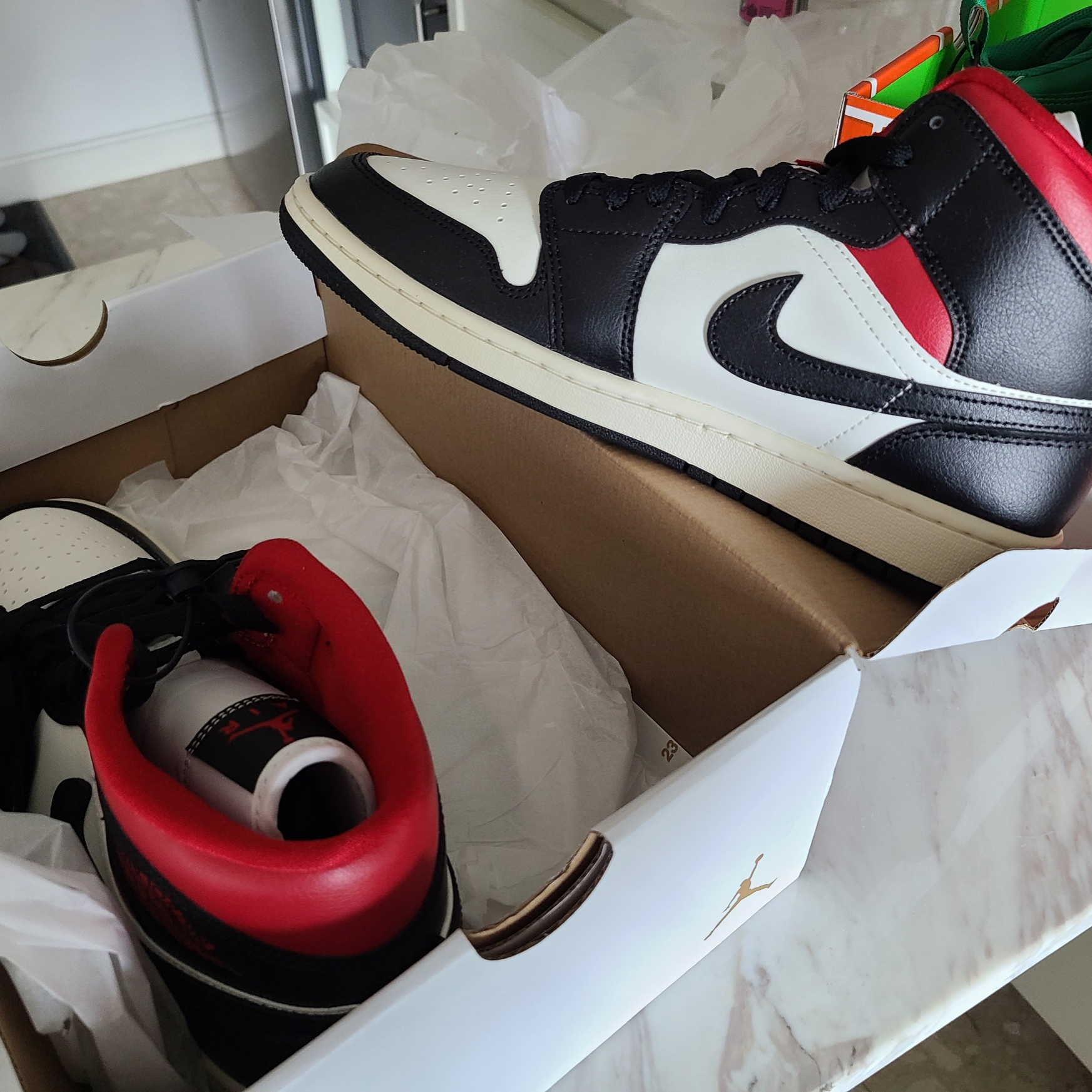 (W) Jordan 1 Mid Black Gym Red 착용 스타일