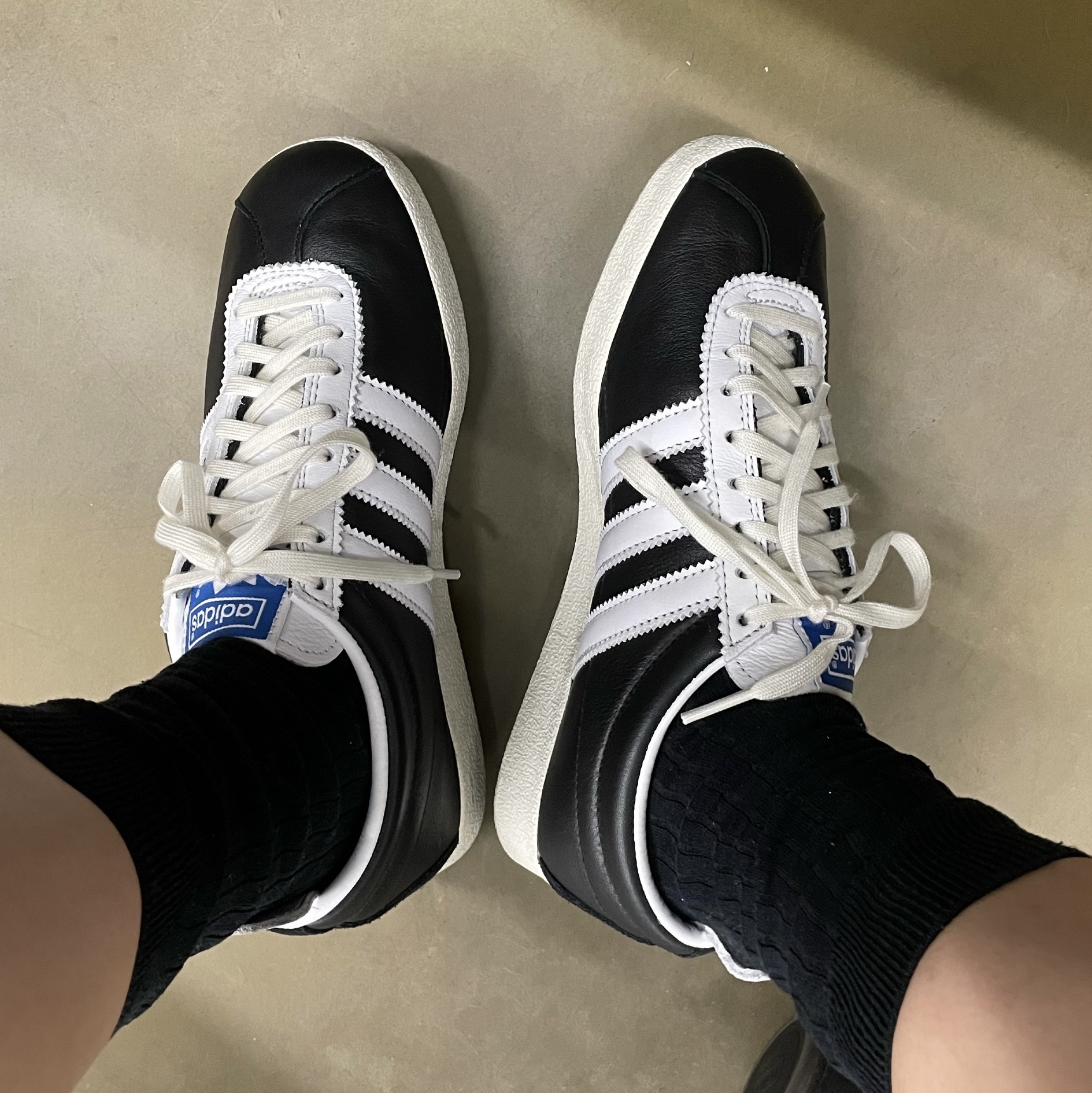 Adidas Gazelle Vintage Black White 착용 스타일 - 2