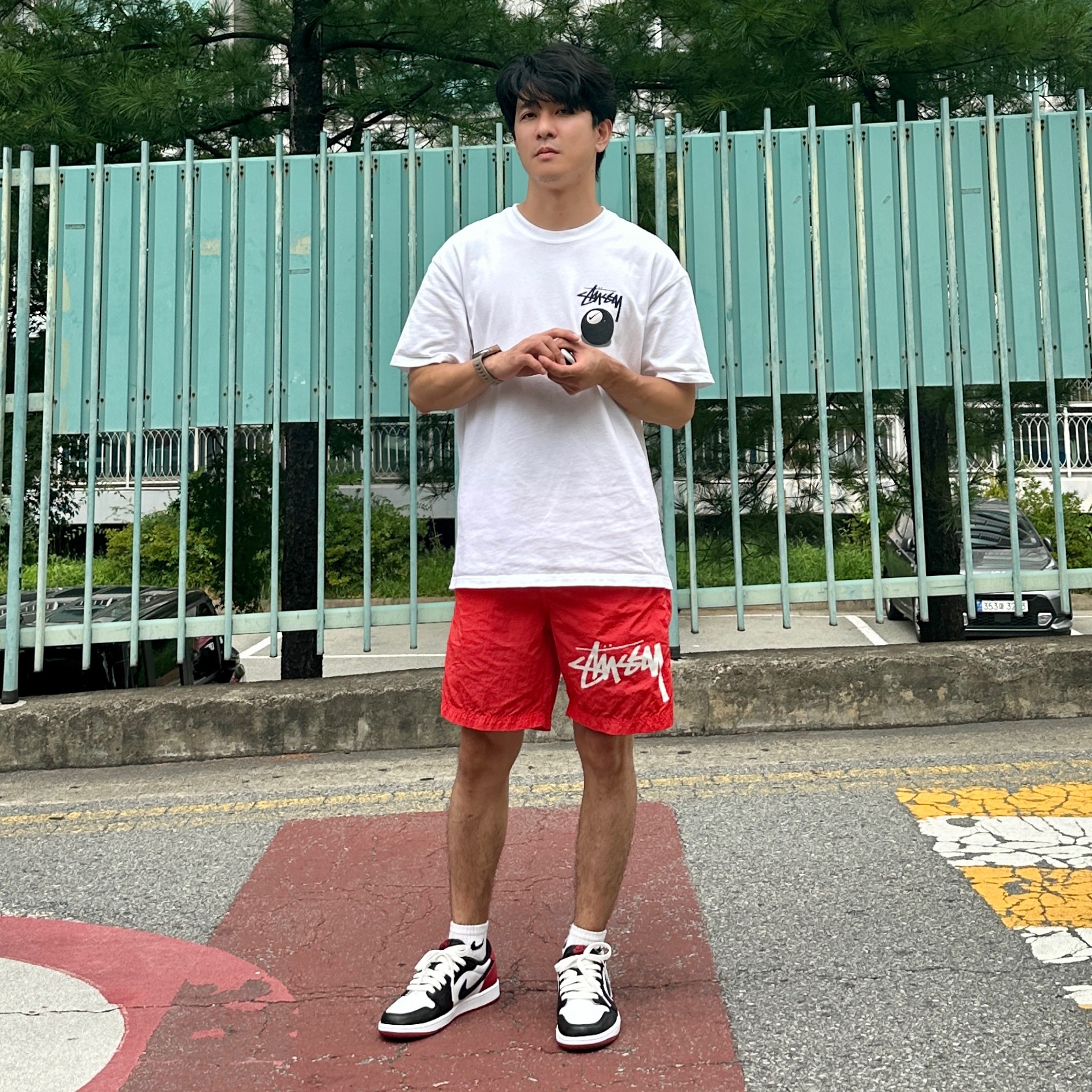 Nike x Stussy NRG FL SS 8 Ball T-Shirt White (DO9322-100), Nike x Stussy Water Shorts Habanero Red 착용 스타일 - 1