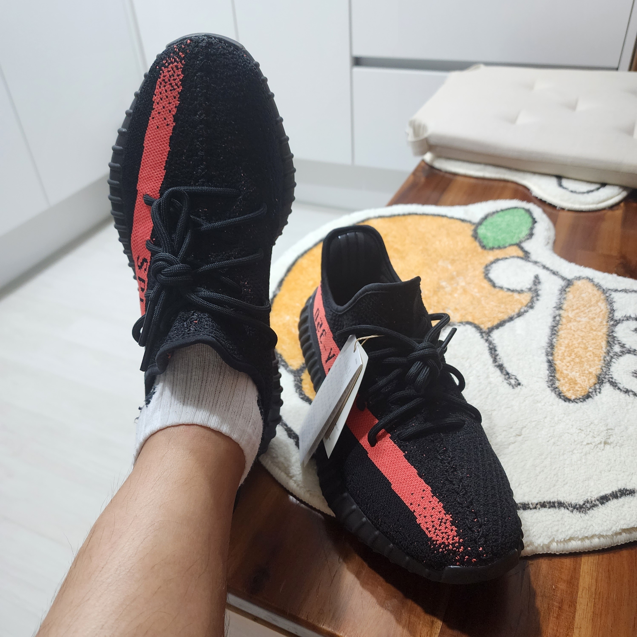 Adidas Yeezy Boost 350 V2 Core Black Red 2022/2023 착용 스타일