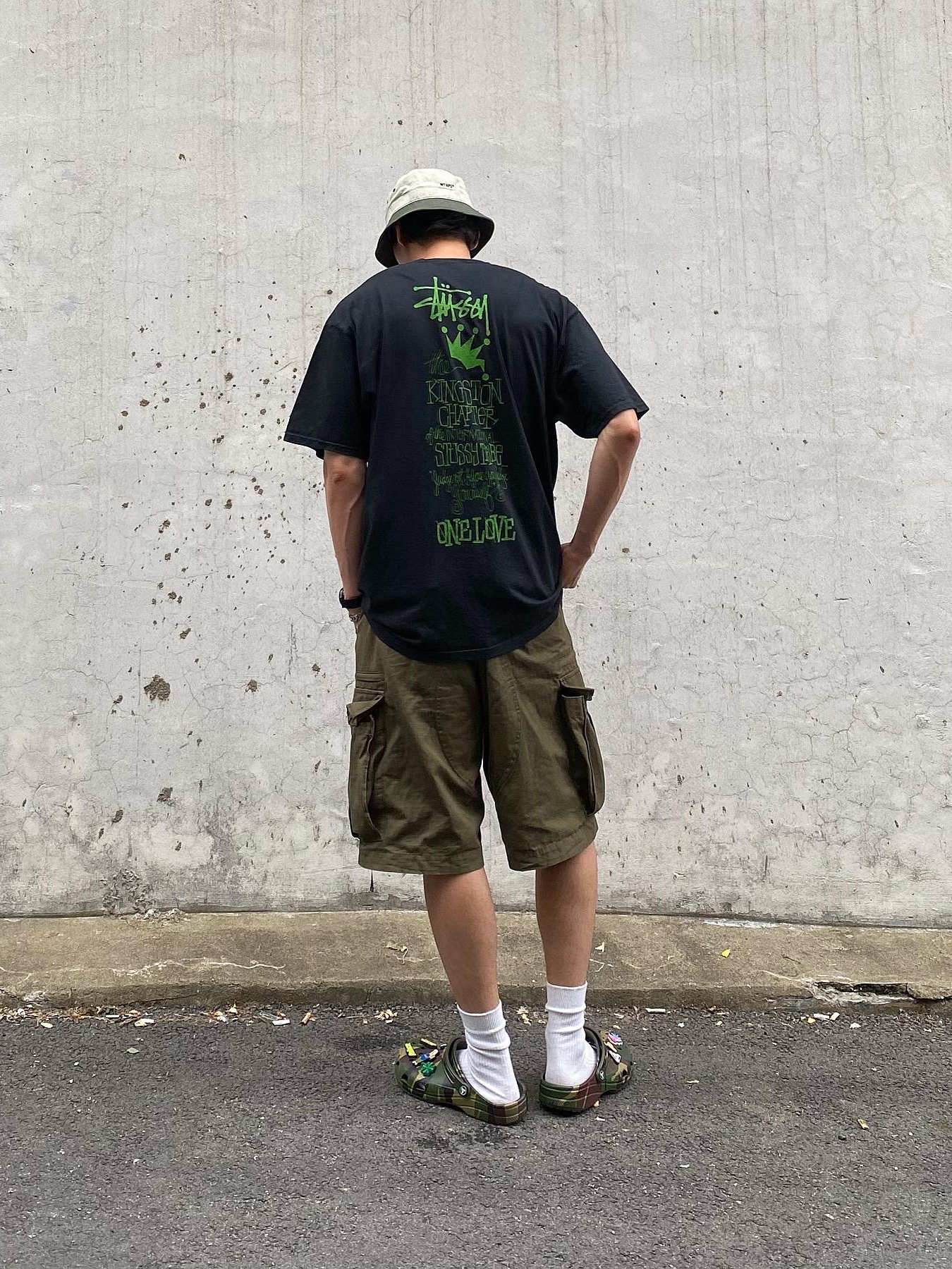 Crocs x Palace Classic Clog Woodland Camo 착용 스타일 - 4