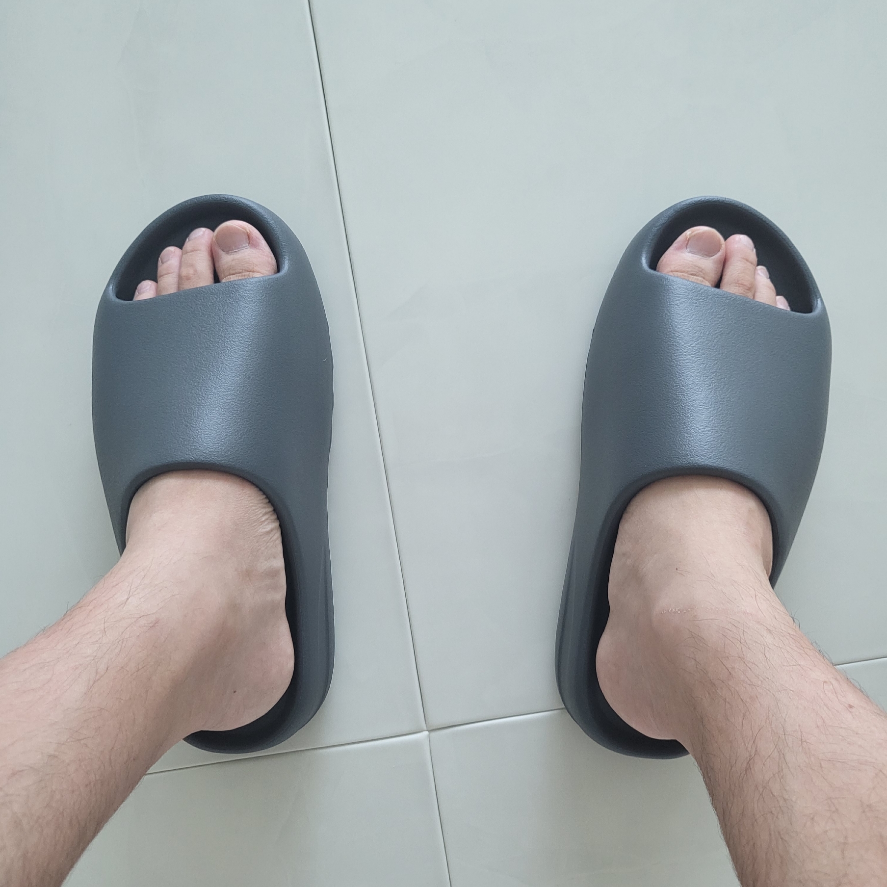 Adidas Yeezy Slide Slate Grey 착용 스타일
