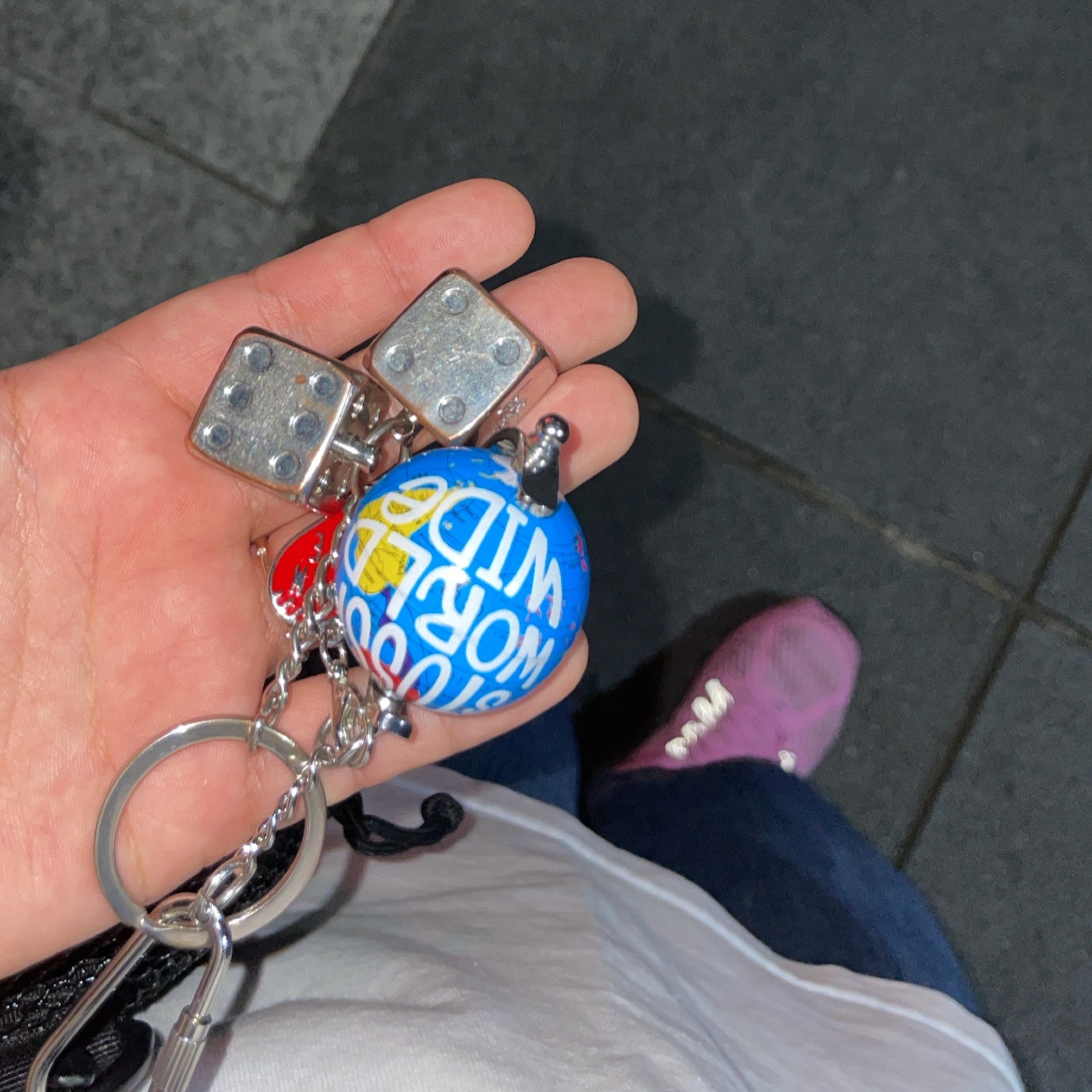 Stussy Globe Keychain Multi 착용 스타일 - 2