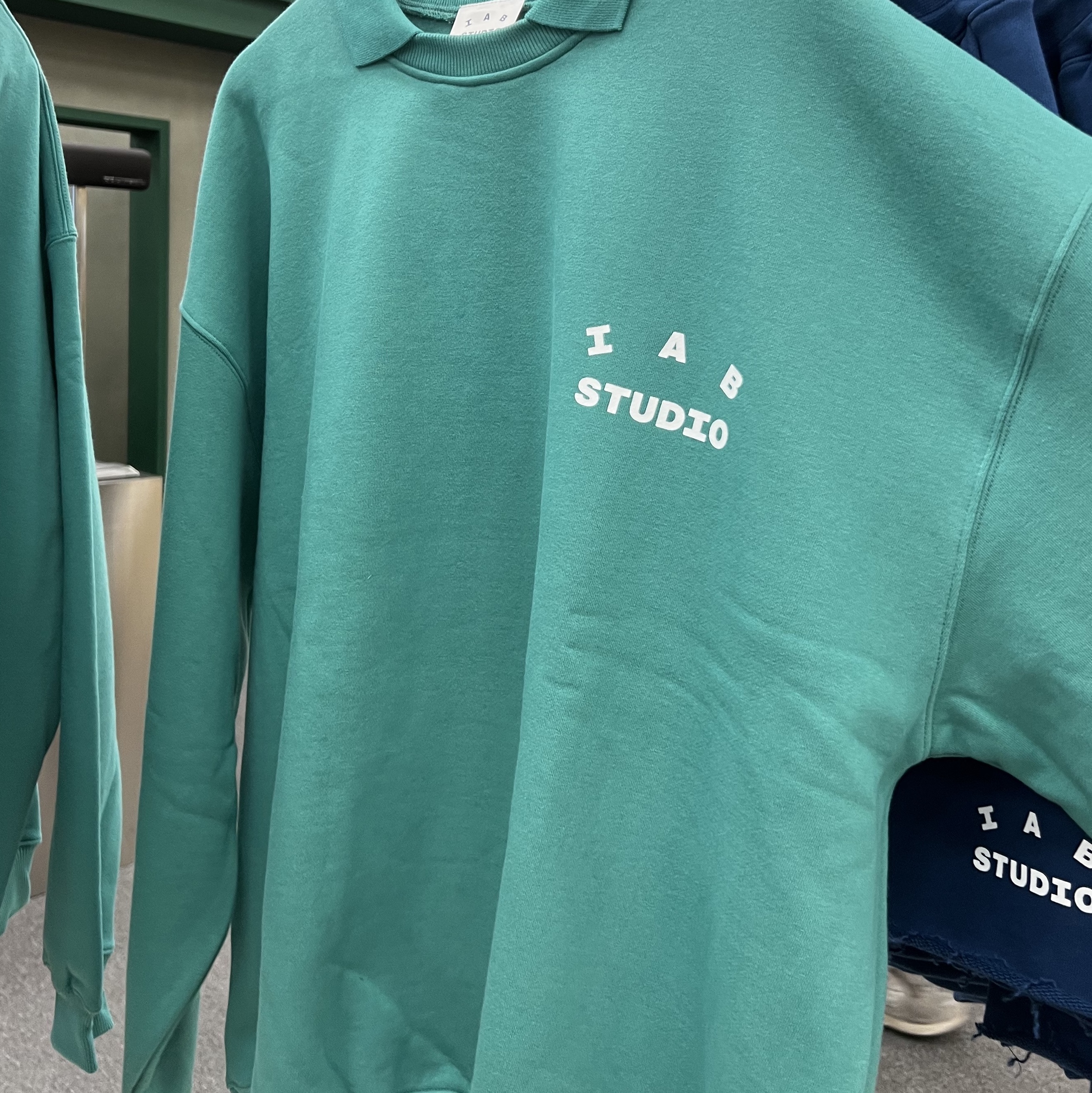IAB Studio Rugby Sweatshirt Mint - The Hyundai Seoul Exclusive 착용 스타일