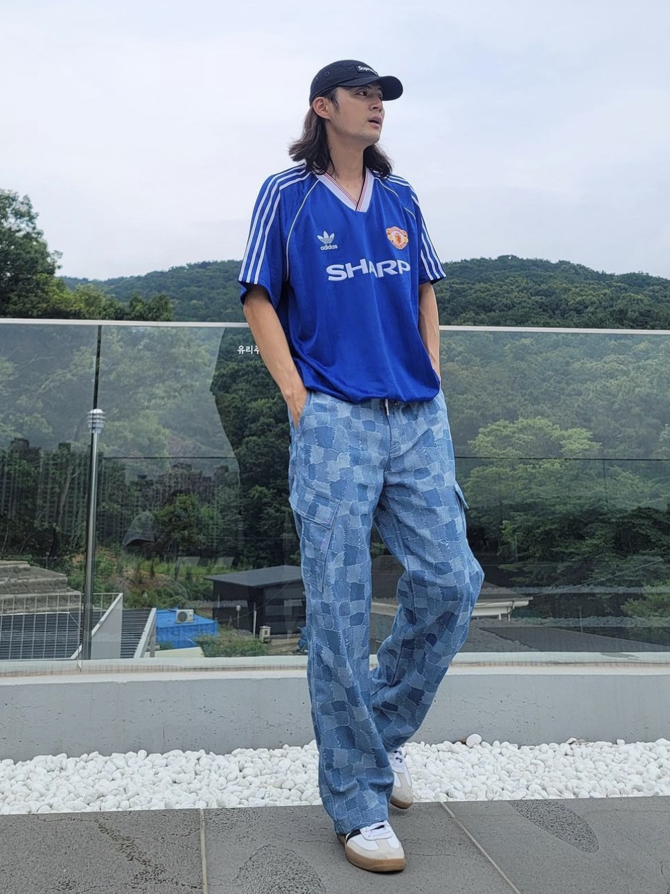 Adidas Manchester United 1988/90 Jersey Collegiate Royal - US Sizing, Supreme Denim Camp Cap Black - 24SS 착용 스타일 - 1
