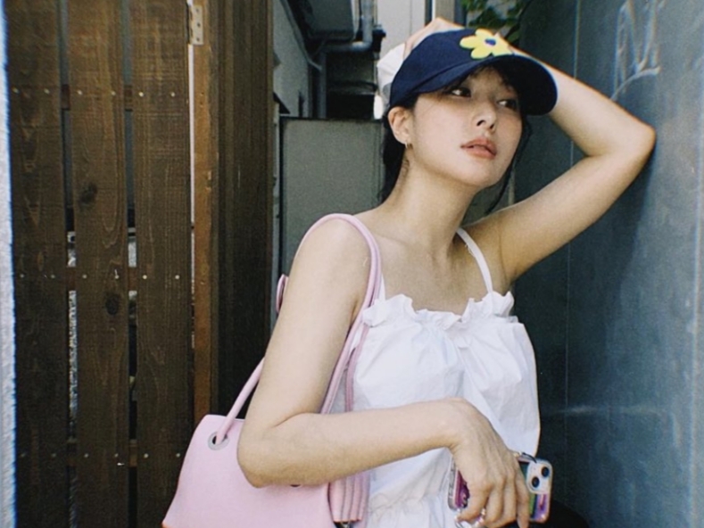 The Museum Visitor Bookle Flower Ballcap Navy 착용 스타일 - 3