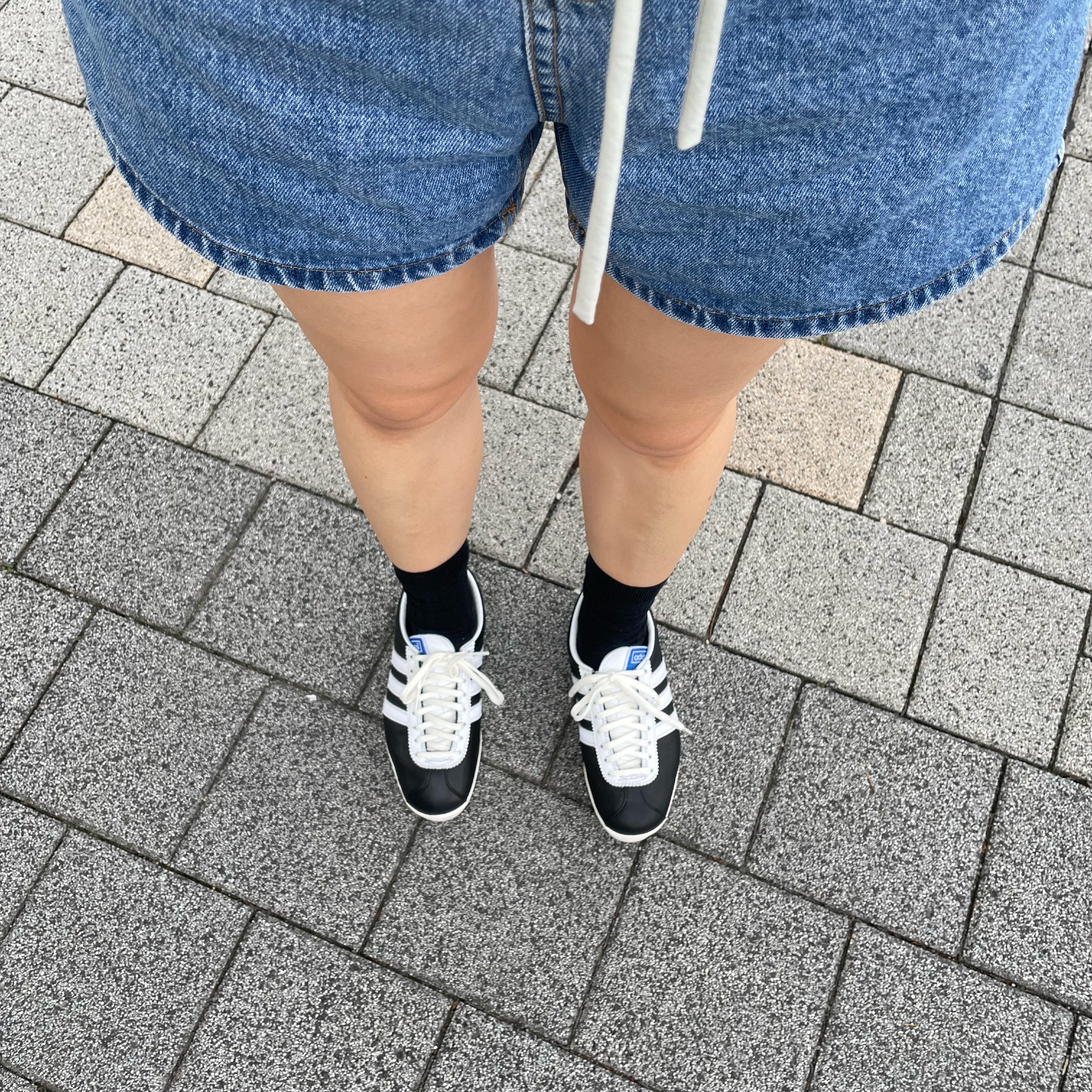 Adidas Gazelle Vintage Black White 착용 스타일 - 1