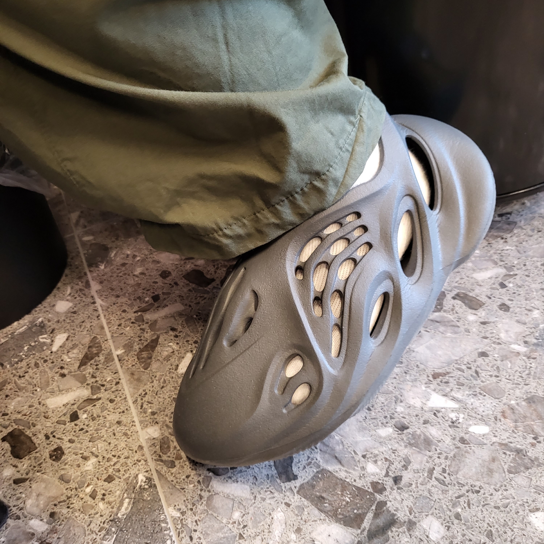 Adidas Yeezy Foam RNNR Carbon 착용 스타일 - 1