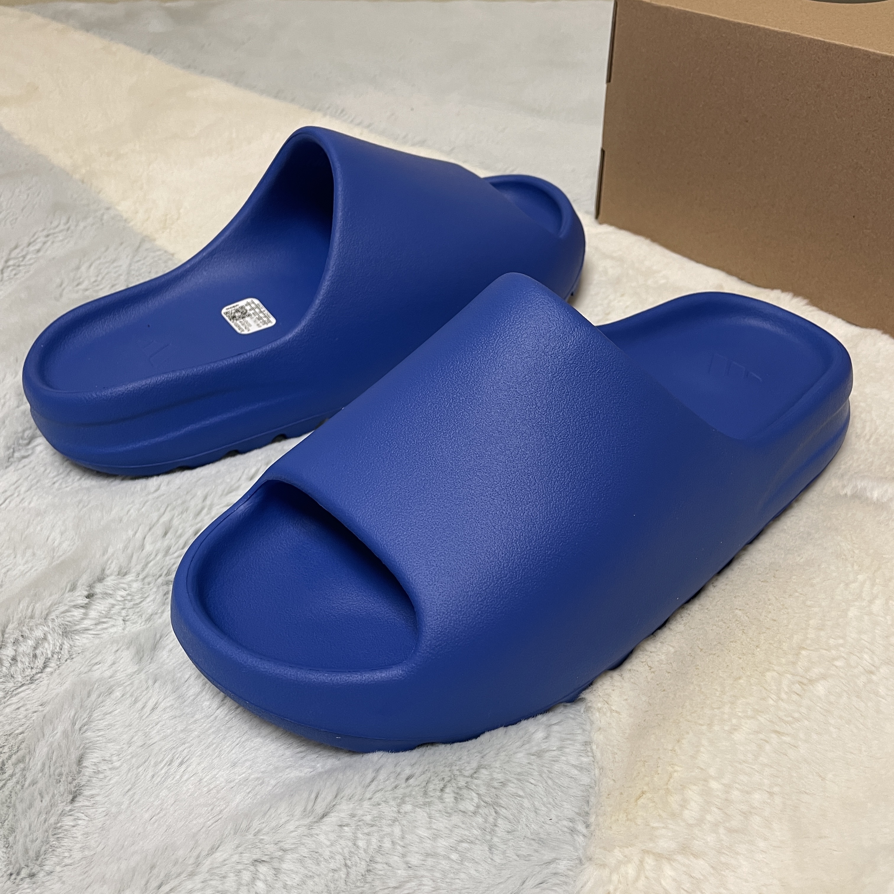 Adidas Yeezy Slide Azure 착용 스타일