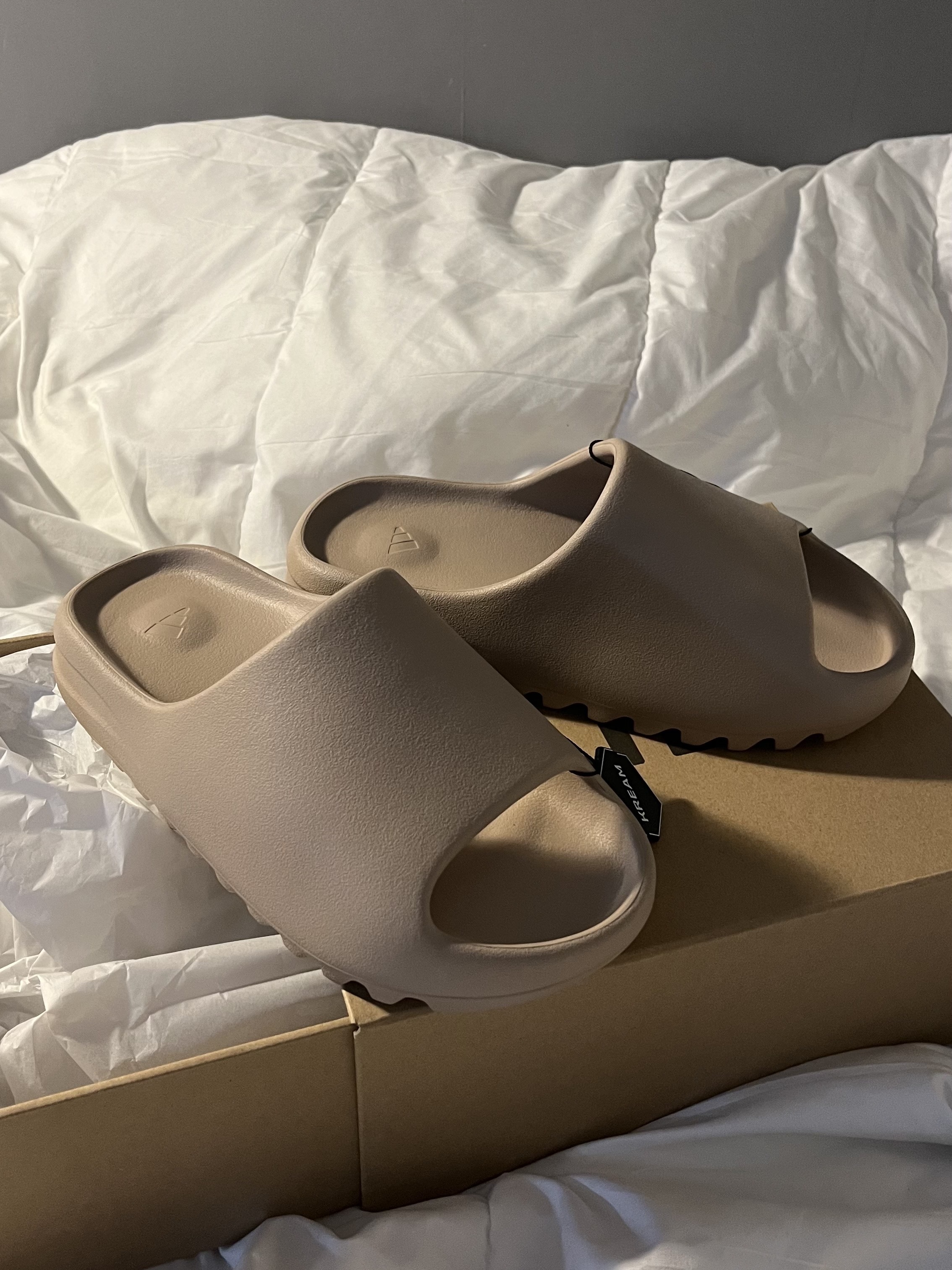 Adidas Yeezy Slide Pure - Re-Release Ver. 착용 스타일 - 2