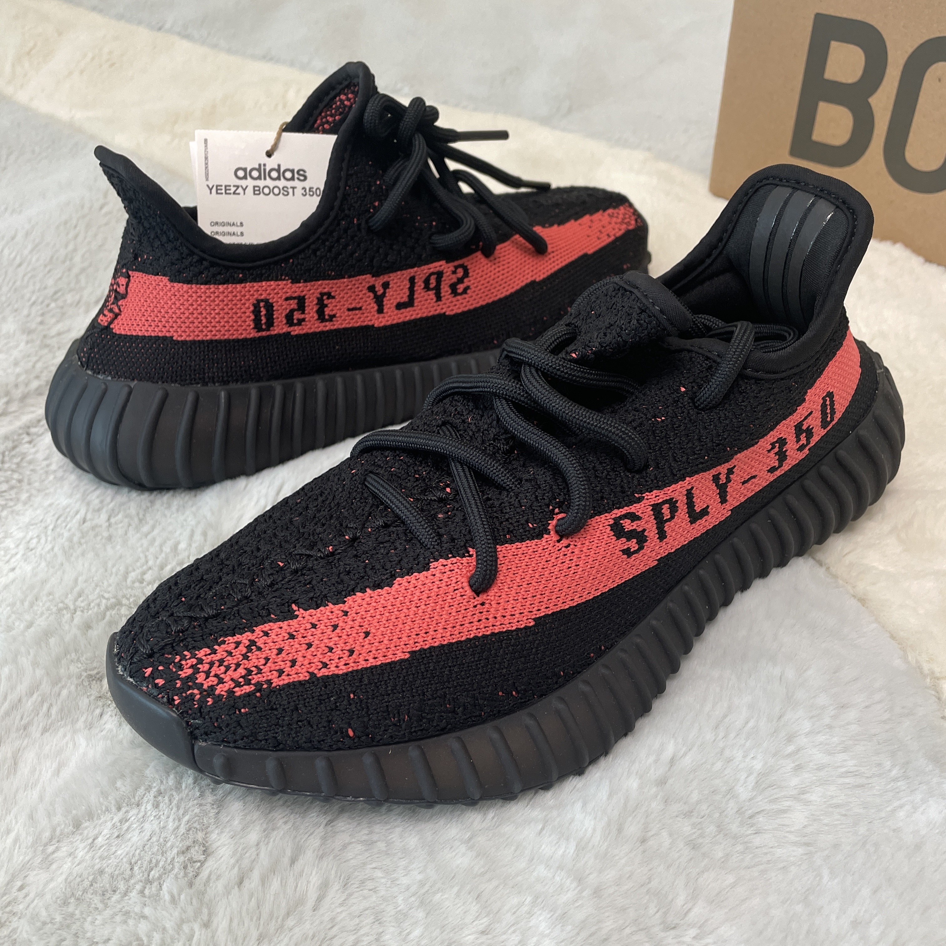 Adidas Yeezy Boost 350 V2 Core Black Red 2022/2023 착용 스타일