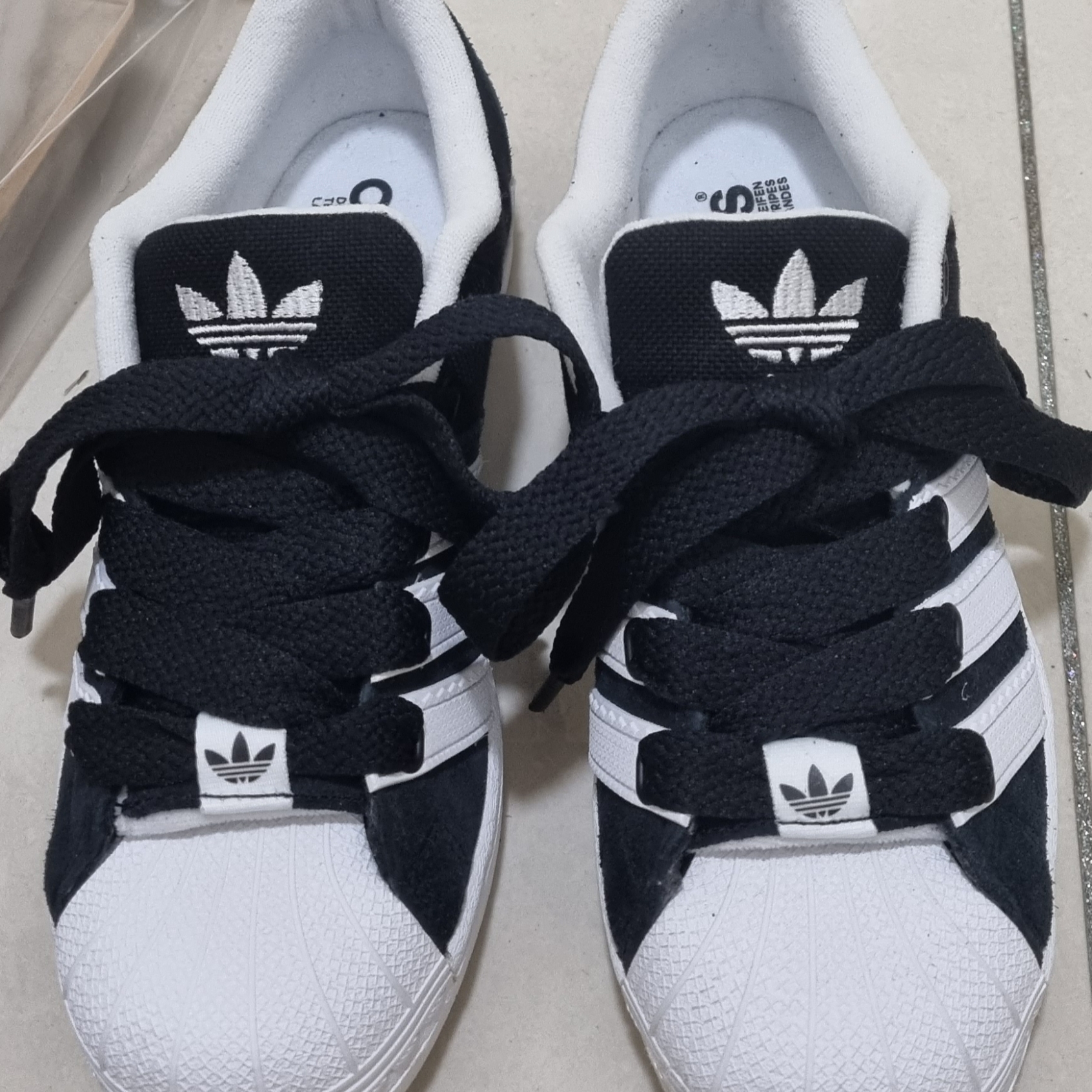 Adidas Superstar Supermodified Core Black Cloud White 착용 스타일 - 2