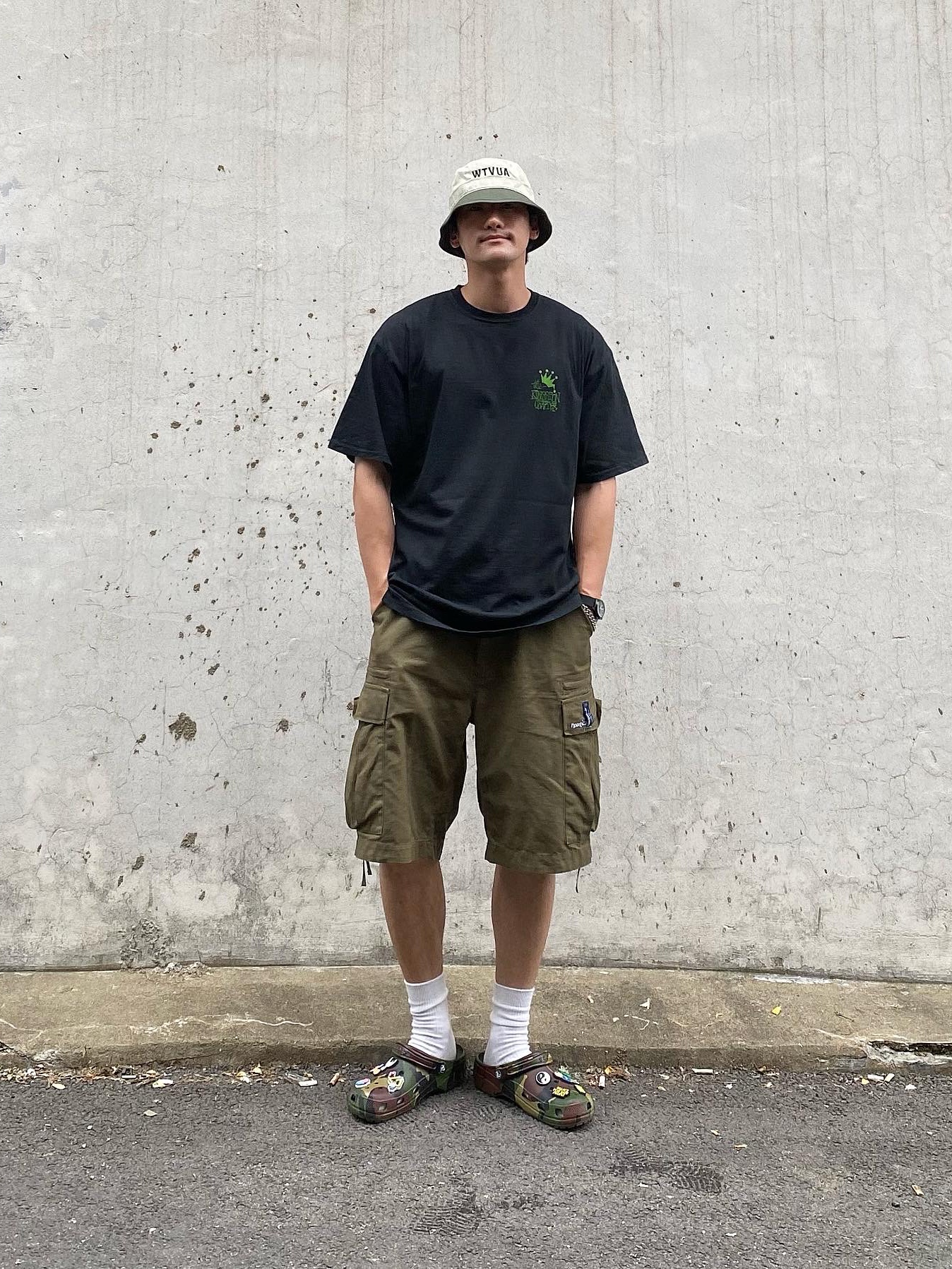 Crocs x Palace Classic Clog Woodland Camo 착용 스타일 - 3