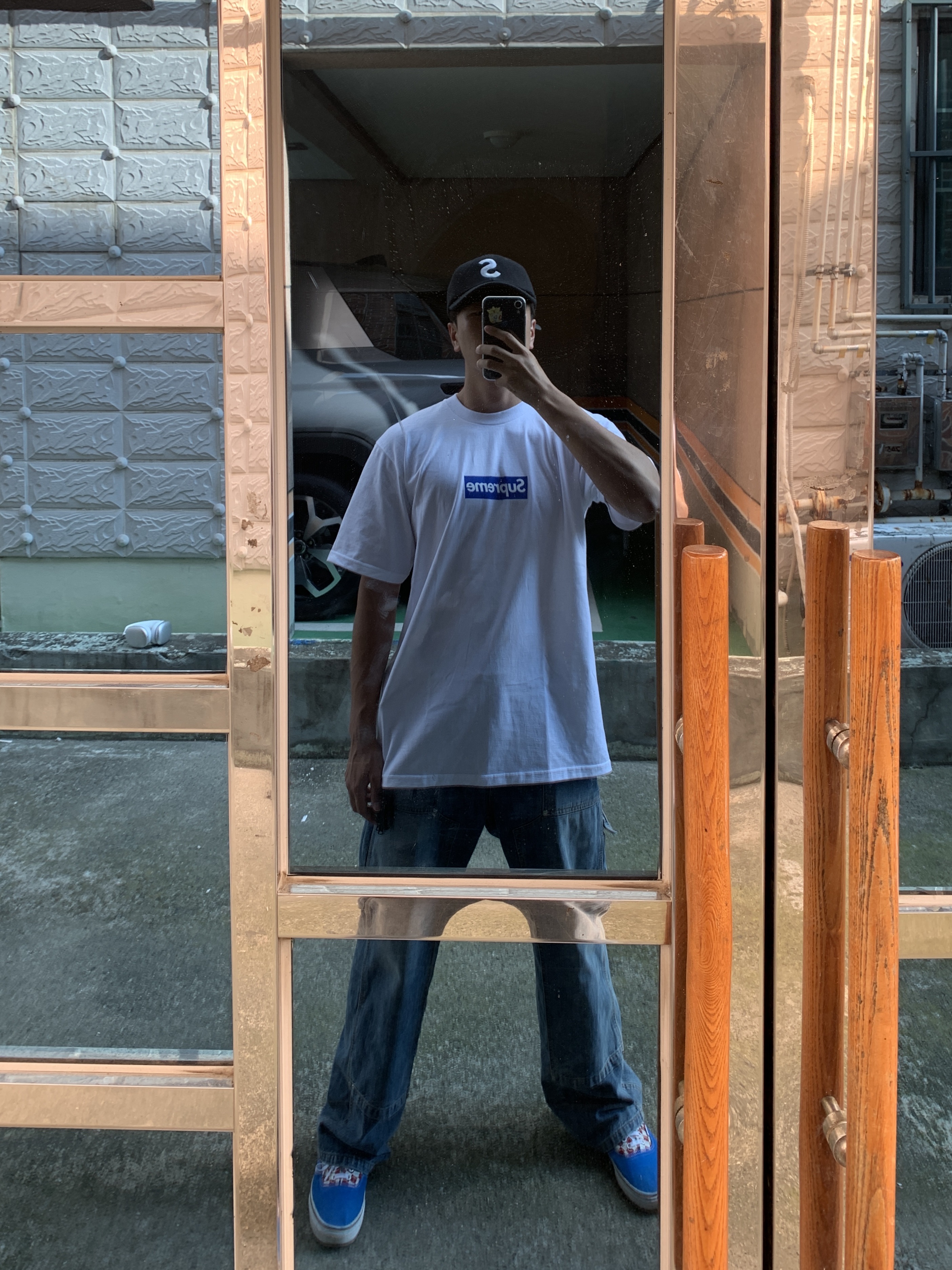 Supreme Boiled Wool S Logo 6-Panel Black - 22FW, Supreme Seoul Box Logo T-Shirt White - 23FW 착용 스타일 - 2