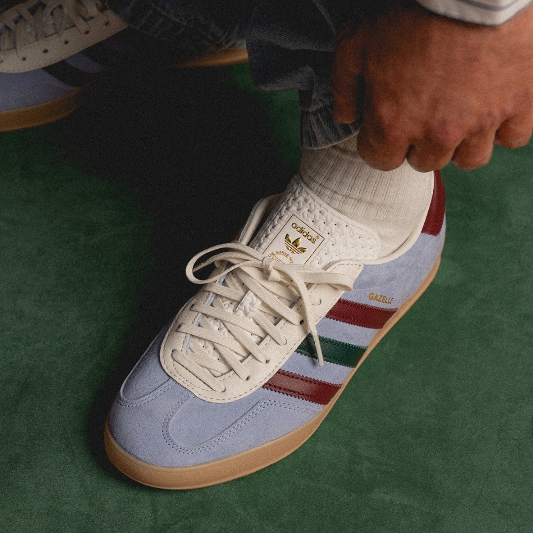 Adidas Gazelle Indoor Blue Dawn Collegiate Burgundy 착용 스타일 - 1