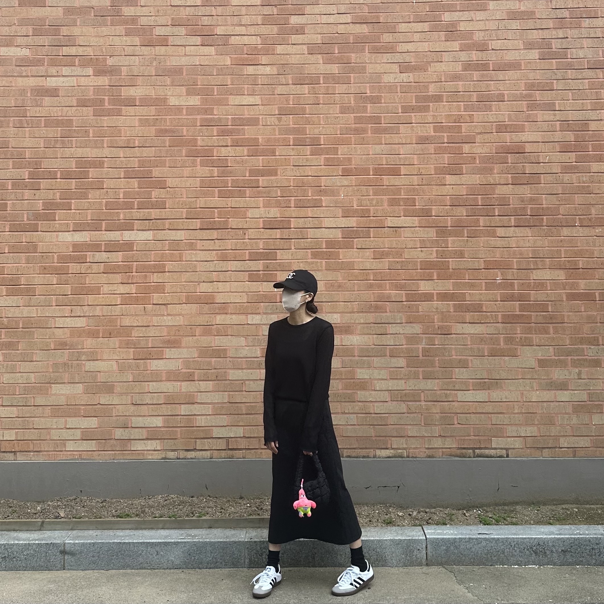 아디다스 삼바 비건 화이트 블랙, 코스 퀼티드 마이크로백 블랙 착용 스타일 - 2