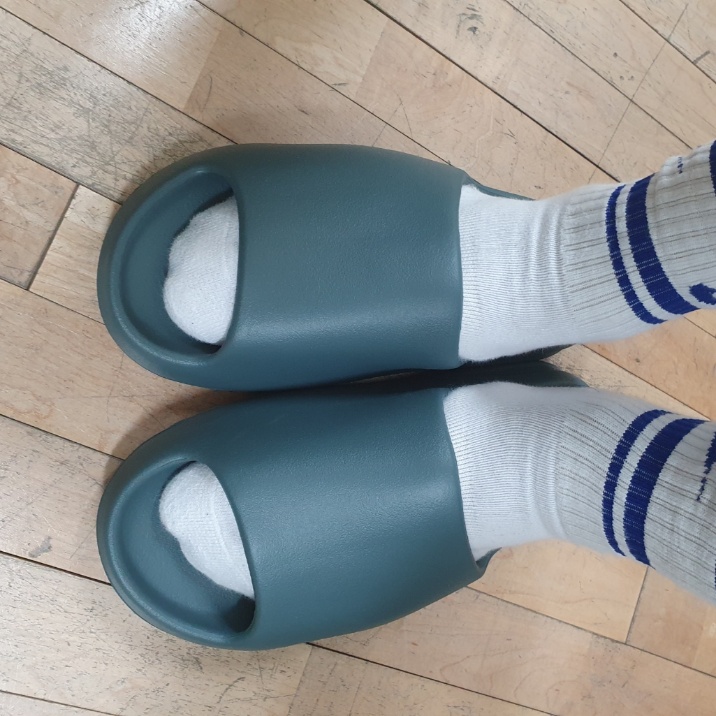 Adidas Yeezy Slide Slate Marine 착용 스타일