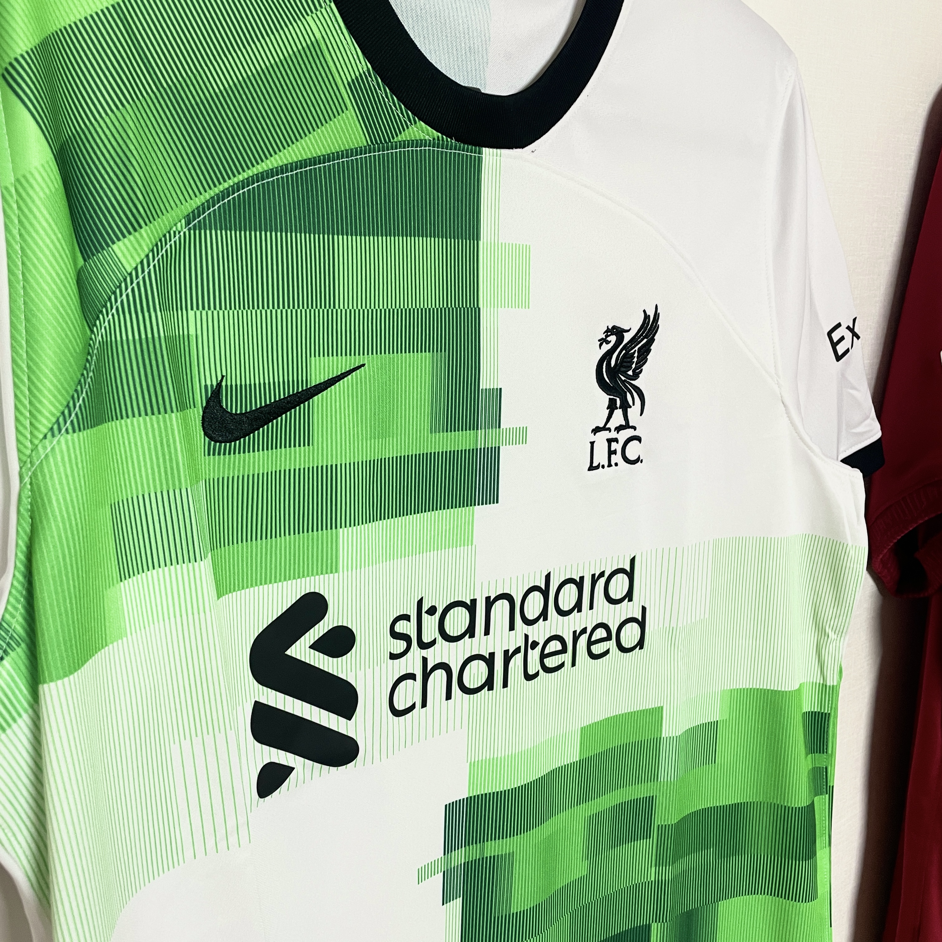 Nike Liverpool FC 2023/24 Dri-Fit Stadium Away Jersey White Green Spark (Non Marking Ver.) 착용 스타일 - 1