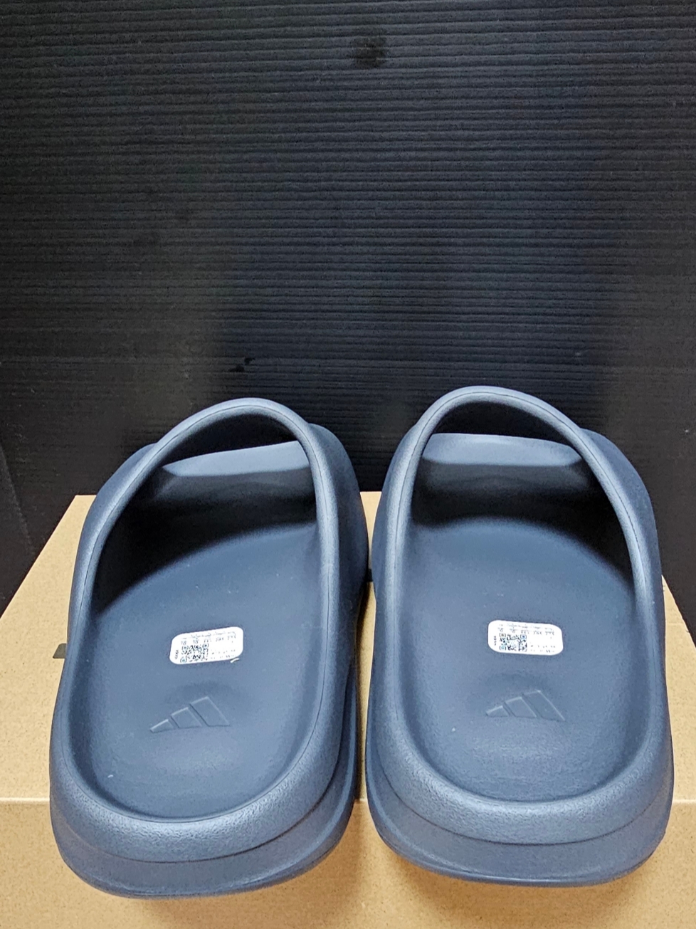 Adidas Yeezy Slide Slate Grey 착용 스타일 - 3