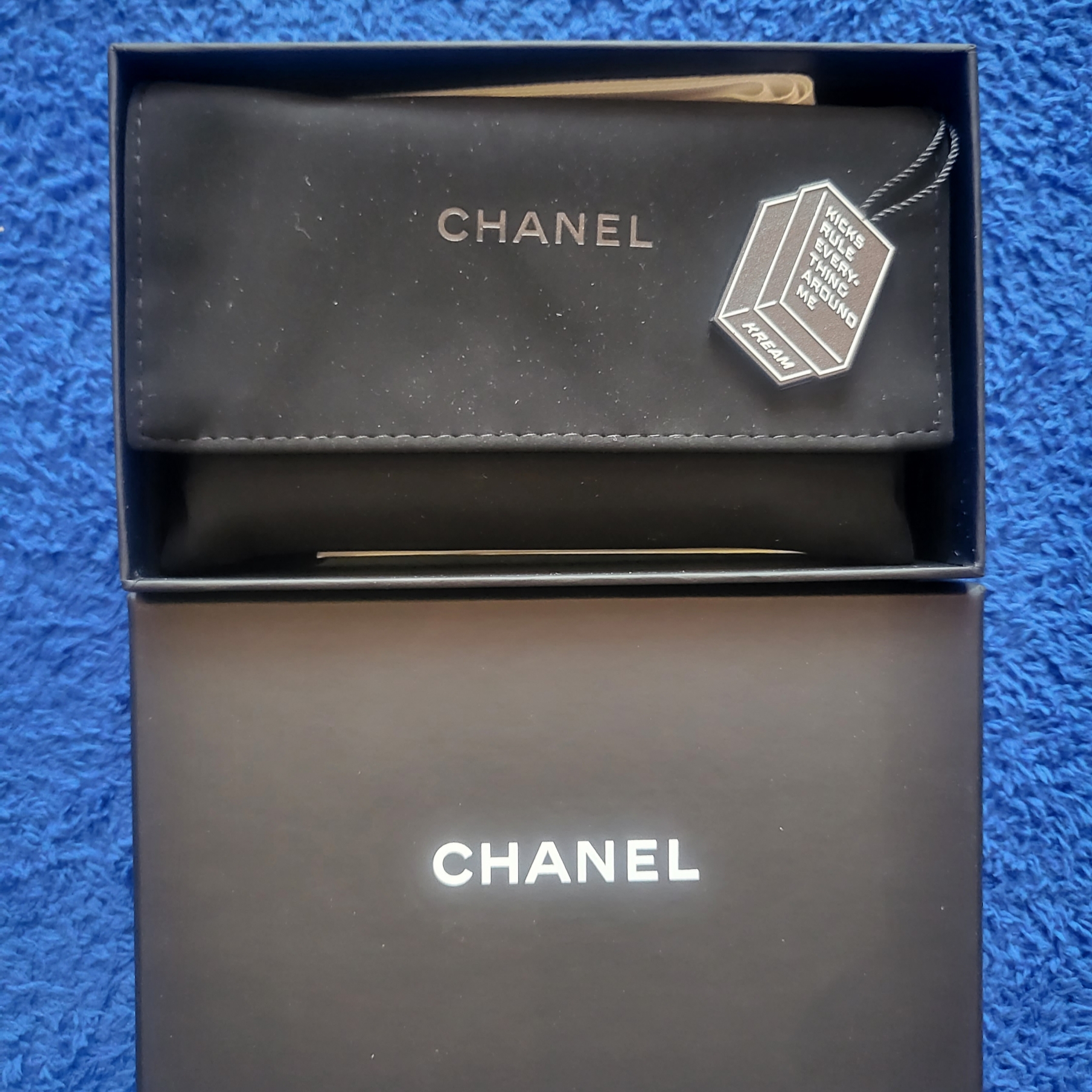 Chanel Classic Zipped Coin Purse Grained Calfskin & Silver Black 착용 스타일 - 1